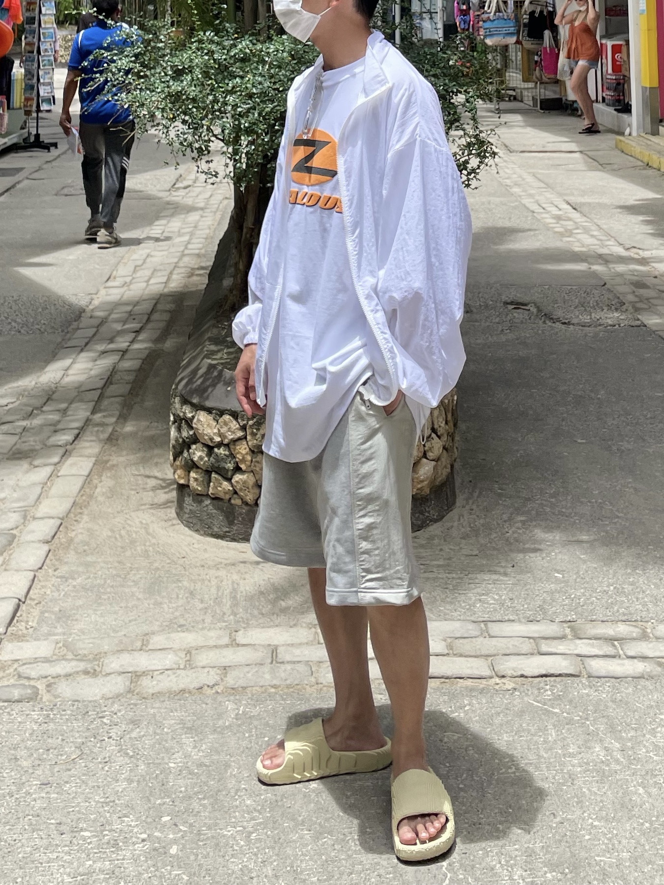 Adidas Adilette 22 Desert Sand 착용 스타일 - 2