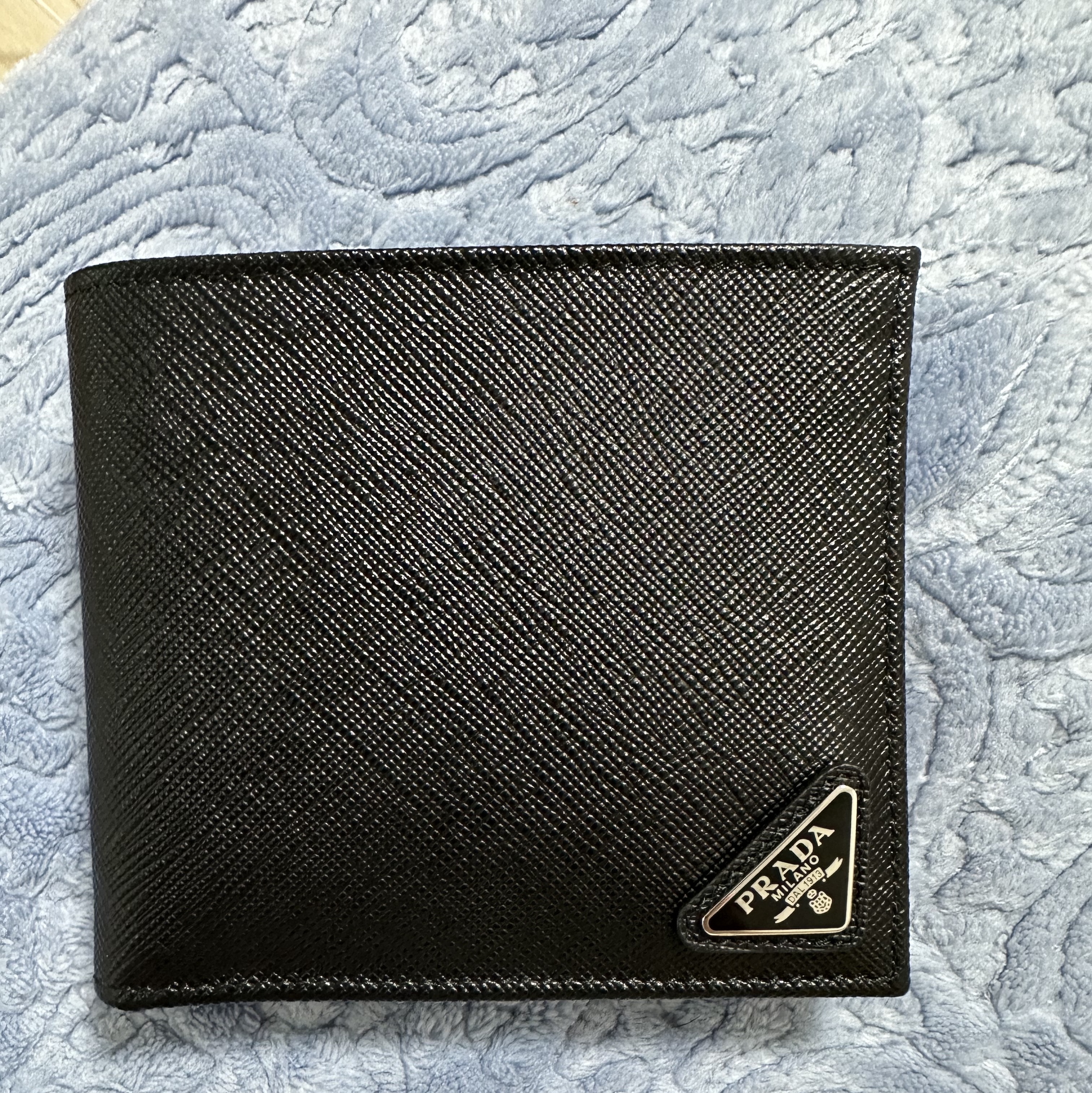 Prada Saffiano Leather Wallet Black 착용 스타일