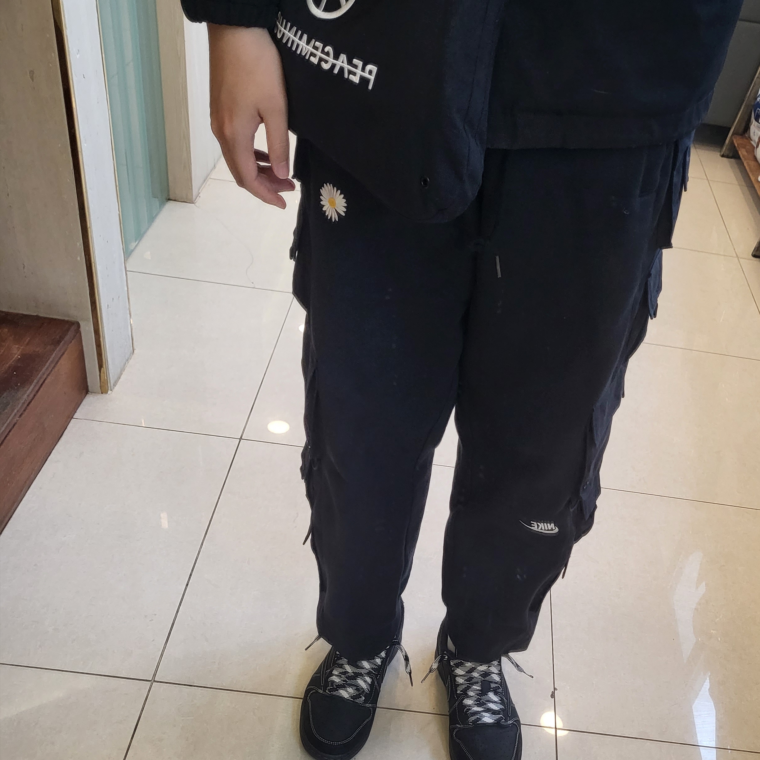 Nike x Peaceminusone Wide Pants Black (DR0096-010), Jordan 1 x Travis Scott Retro Low OG SP Black Phantom 착용 스타일