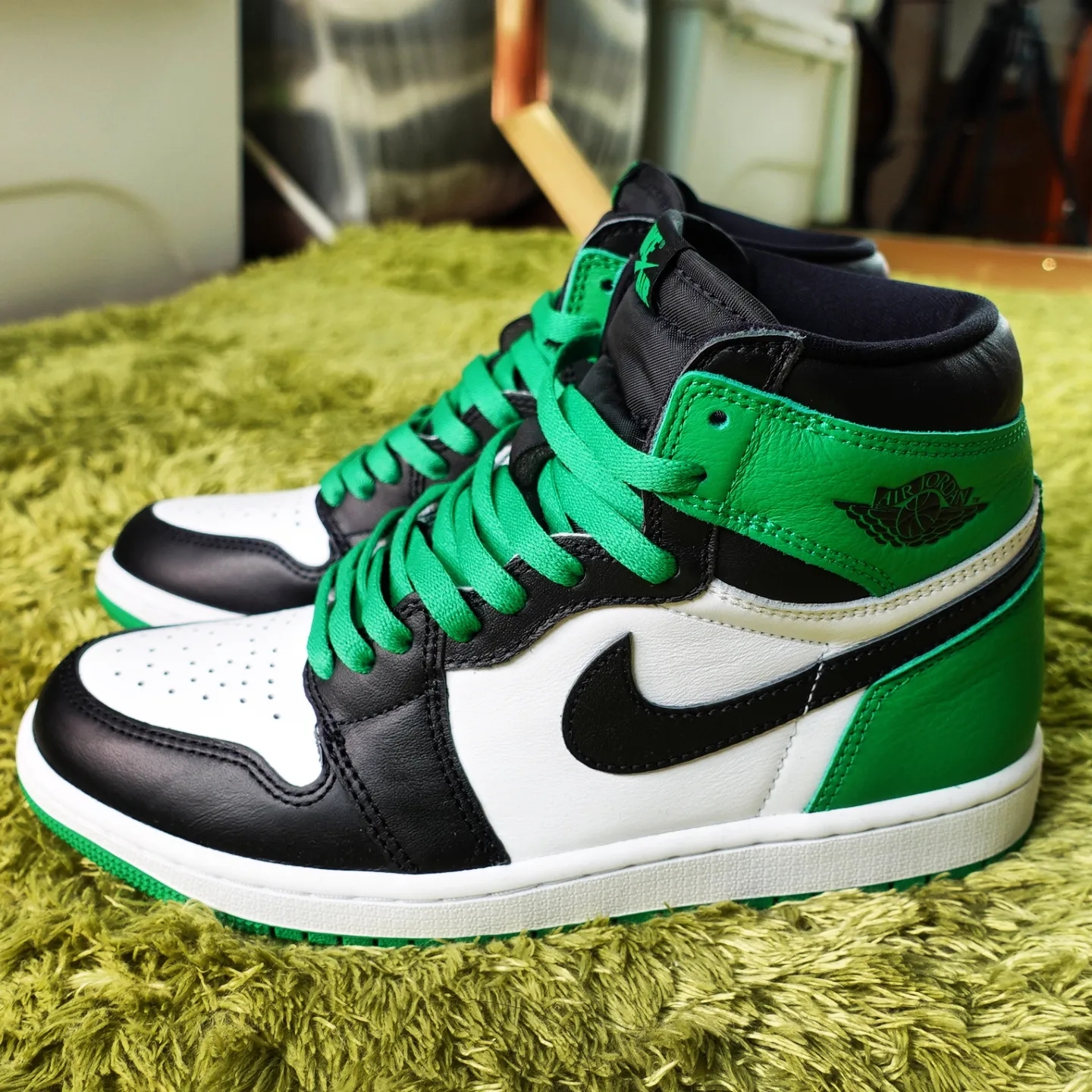 Jordan 1 Retro High OG Black and Lucky Green 착용 스타일 - 4