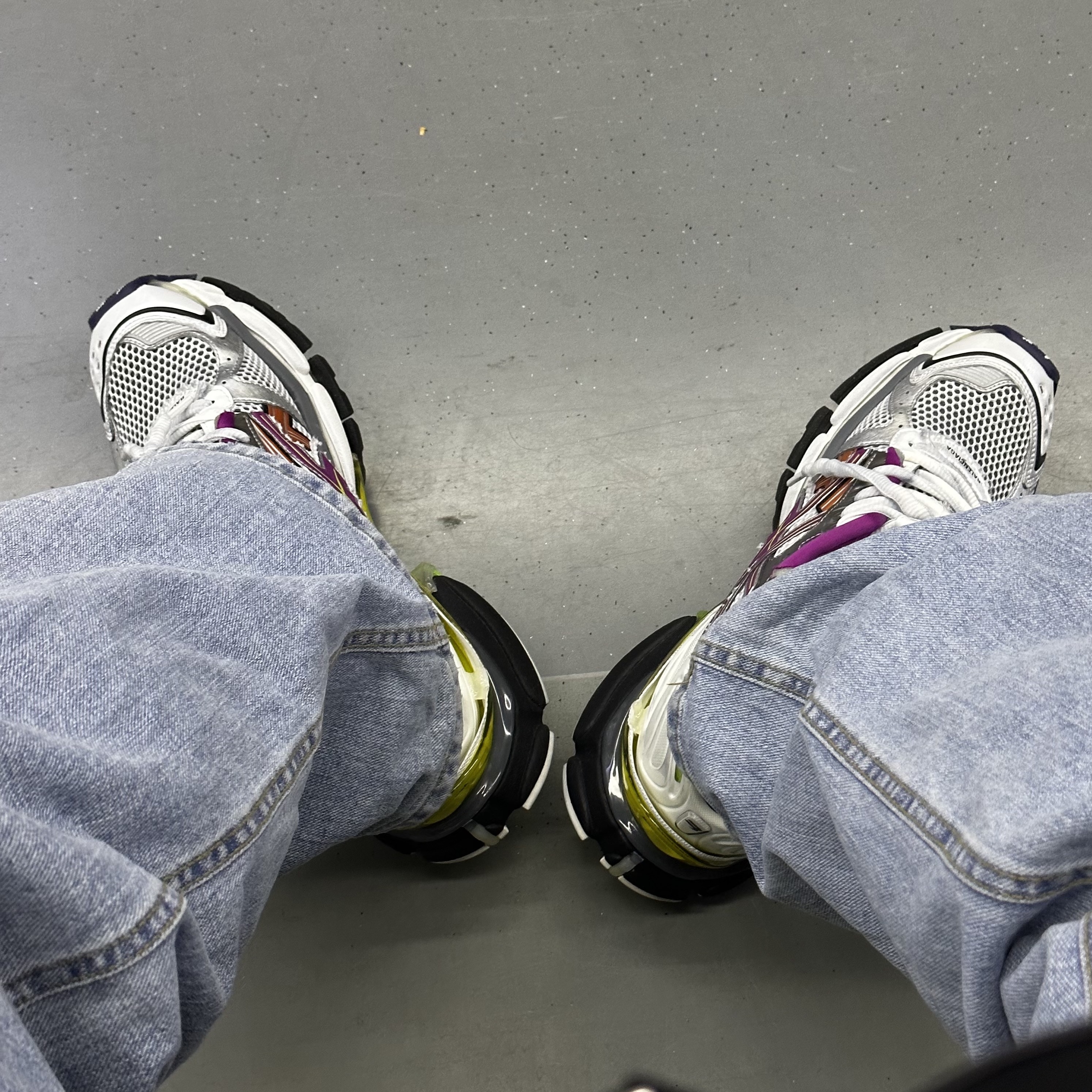 Balenciaga Runner Sneakers Grey Multicolor 착용 스타일
