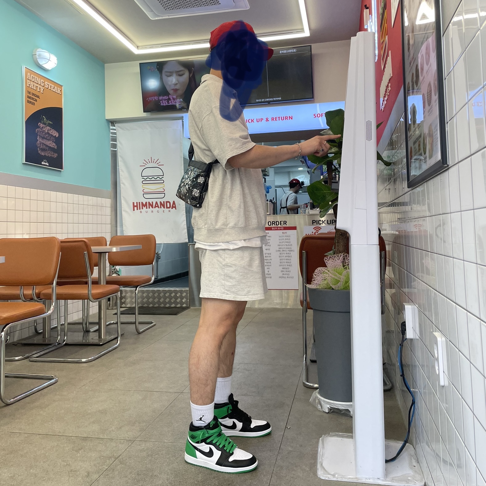 Jordan 1 Retro High OG Black and Lucky Green, Supreme Bandana Tarp Side Bag Black - 21SS 착용 스타일
