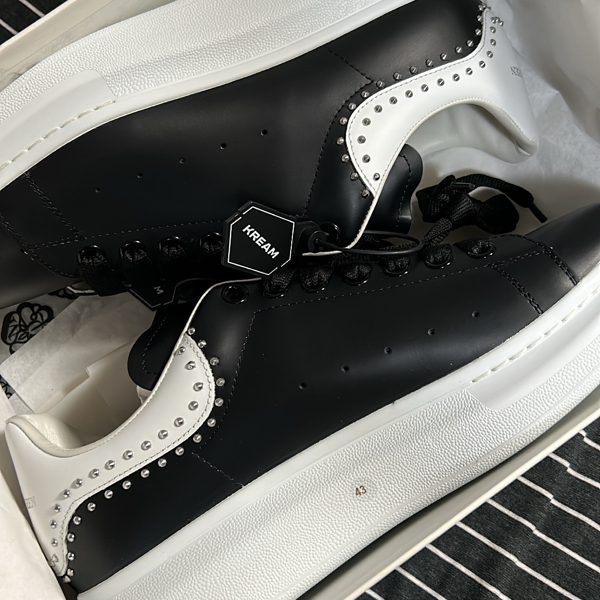 Alexander McQueen Oversized Sneakers Black Studs 착용 스타일