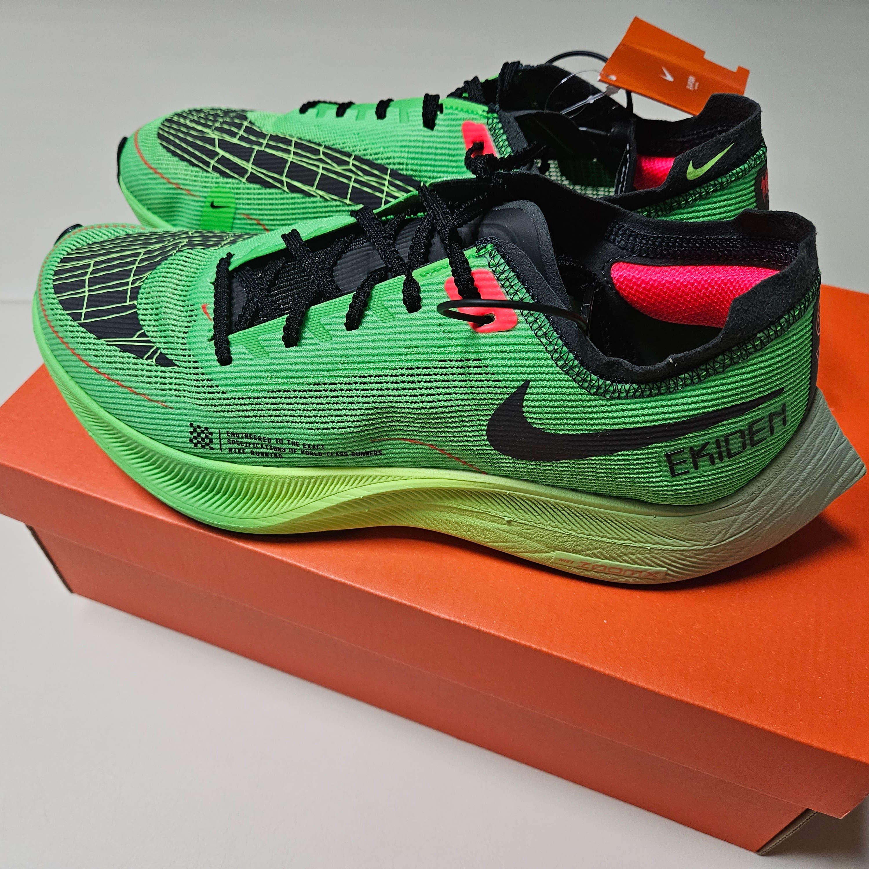 Nike ZoomX Vaporfly Next% 2 Scream Green Bright Crimson 착용 스타일