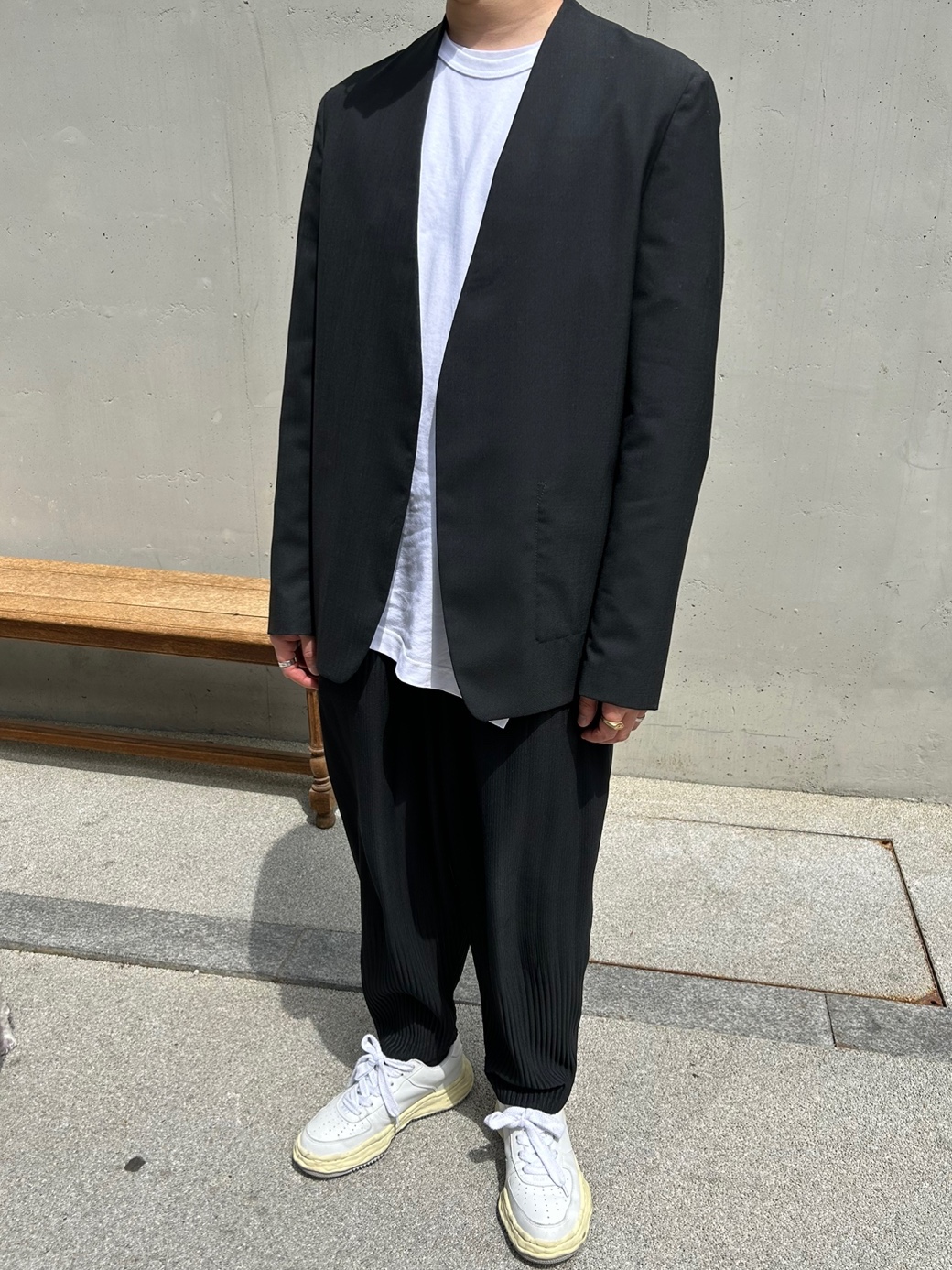 Maison Mihara Yasuhiro Wayne OG Sole Leather Low-top Sneakers White, Homme Plisse Issey Miyake Basics Pants Black 착용 스타일 - 1