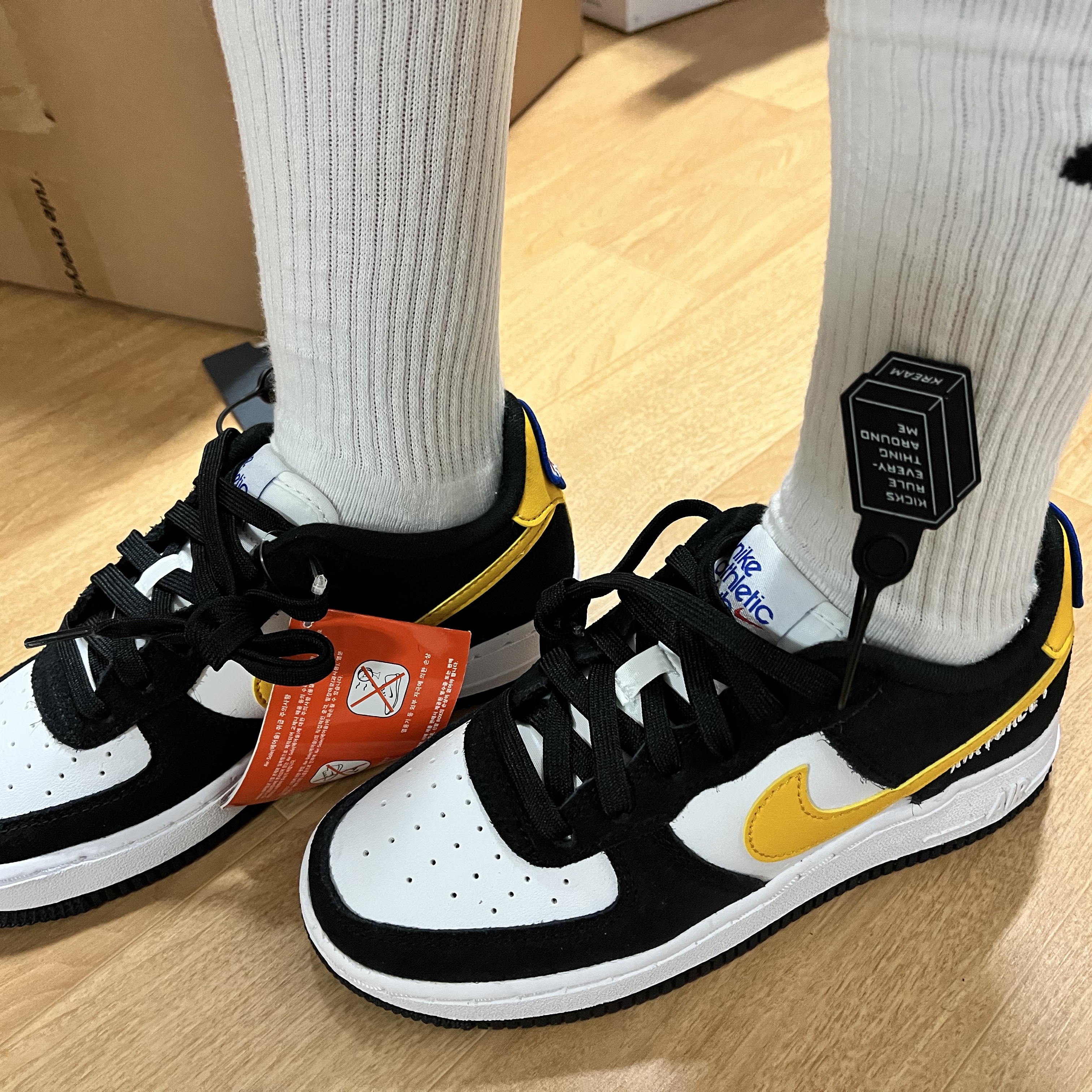 (GS) Nike Air Force 1 LV8 Athletic Club Black Dark Sulfur 착용 스타일 - 1