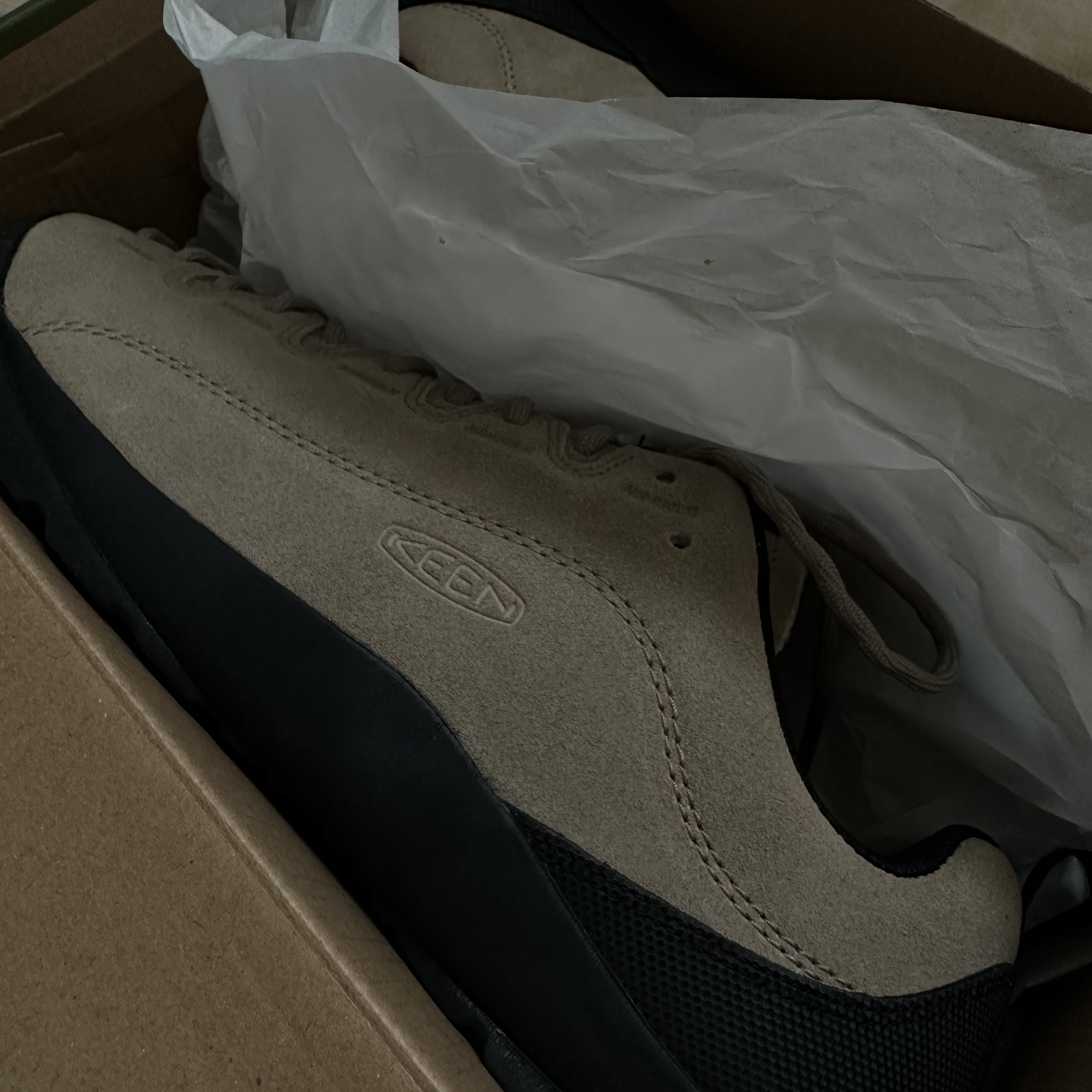Keen Jasper Suede Sneakers Silver Mink 착용 스타일