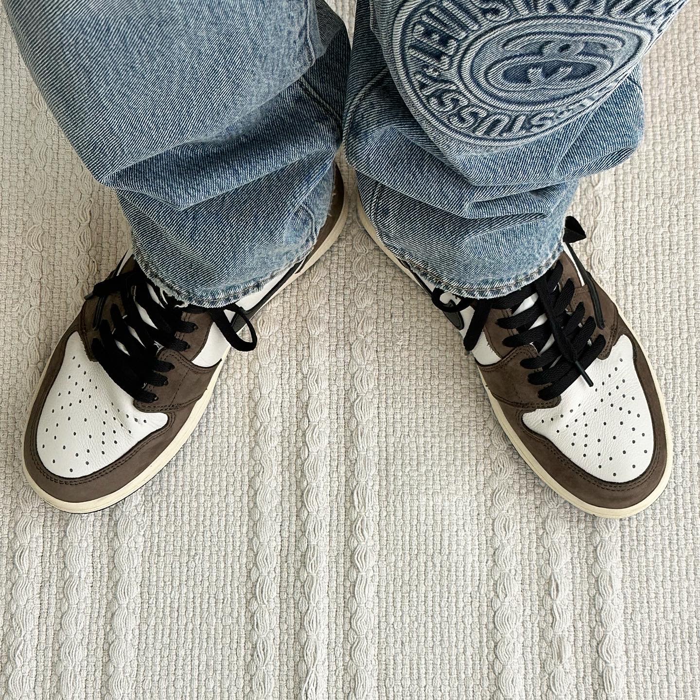 Stussy x Levi's Embossed 501 Jean Indigo, Jordan 1 x Travis Scott Retro High OG SP Mocha 착용 스타일 - 3