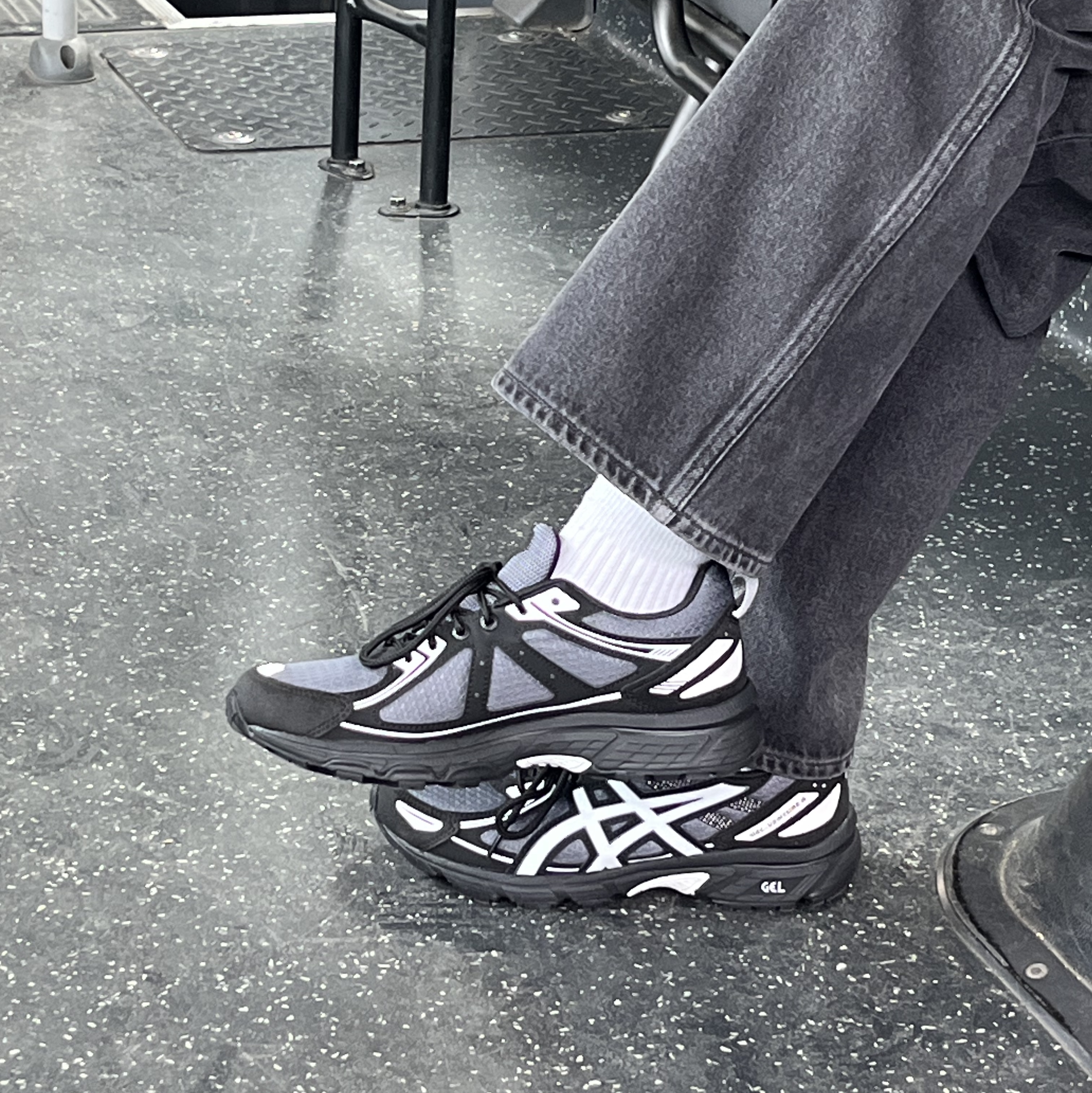 Asics Gel-Venture 6 Carrier Grey 착용 스타일