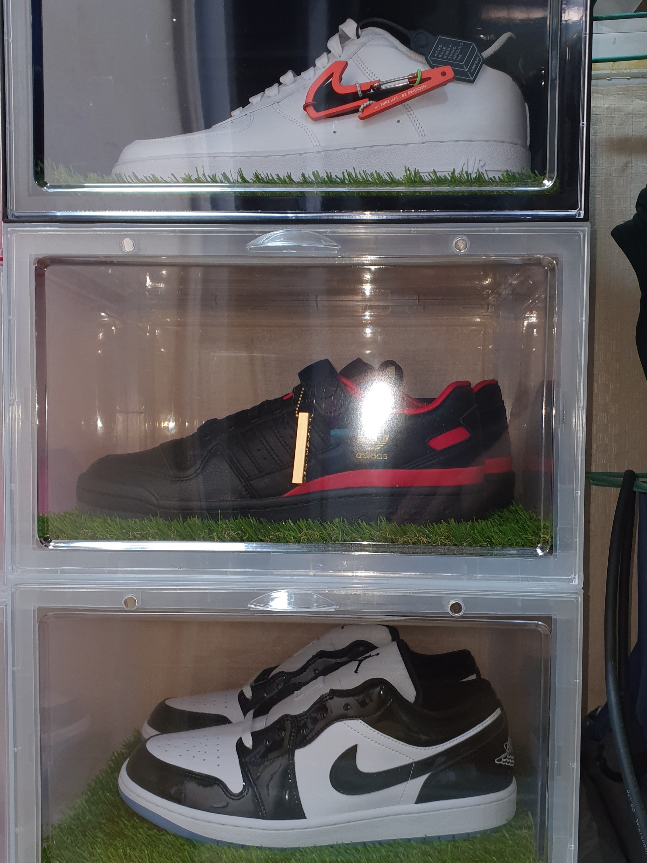 Nike Air Force 1 '07 PRM Carabiner Red, Adidas x Circoloco Forum Low Black Red 착용 스타일