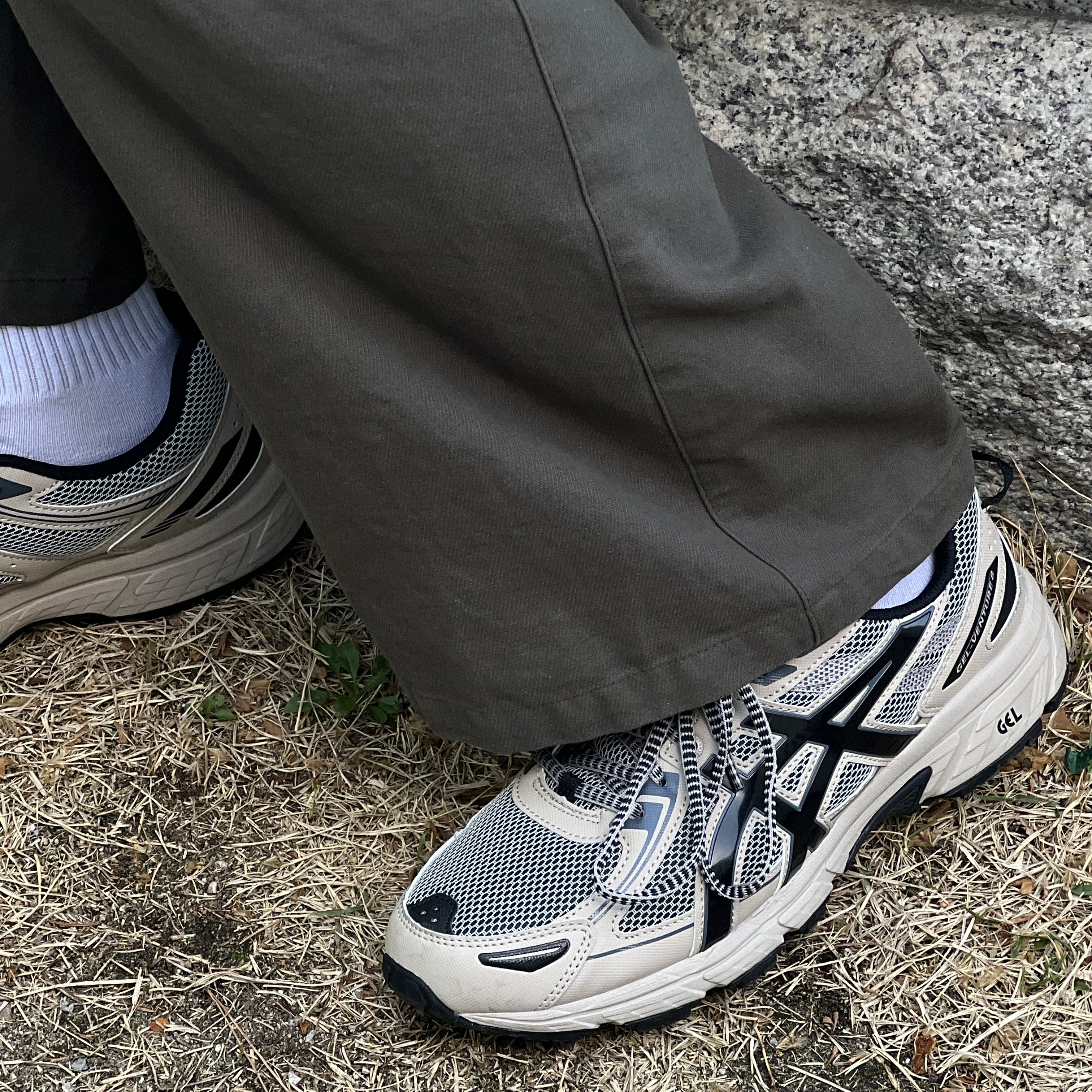 Asics Gel-Venture 6 Feather Grey Black 착용 스타일