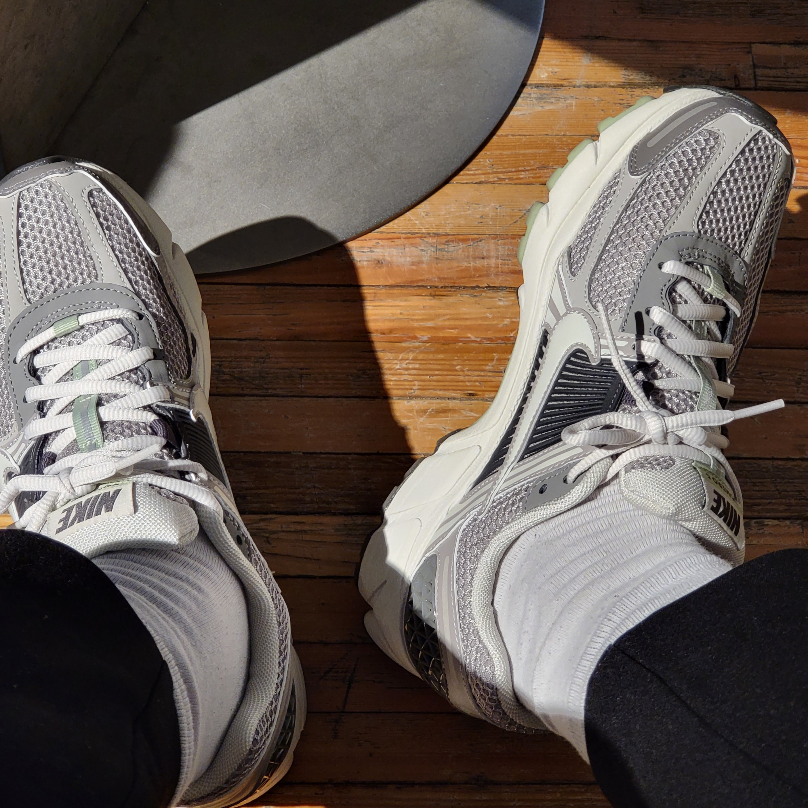 (W) Nike Zoom Vomero 5 Cobblestone and Flat Pewter 착용 스타일