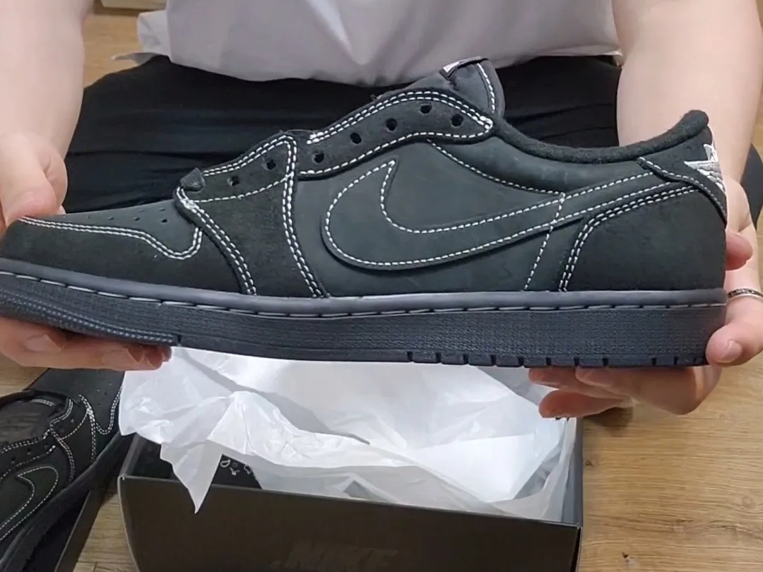 Jordan 1 x Travis Scott Retro Low OG SP Black Phantom 착용 스타일 - 3