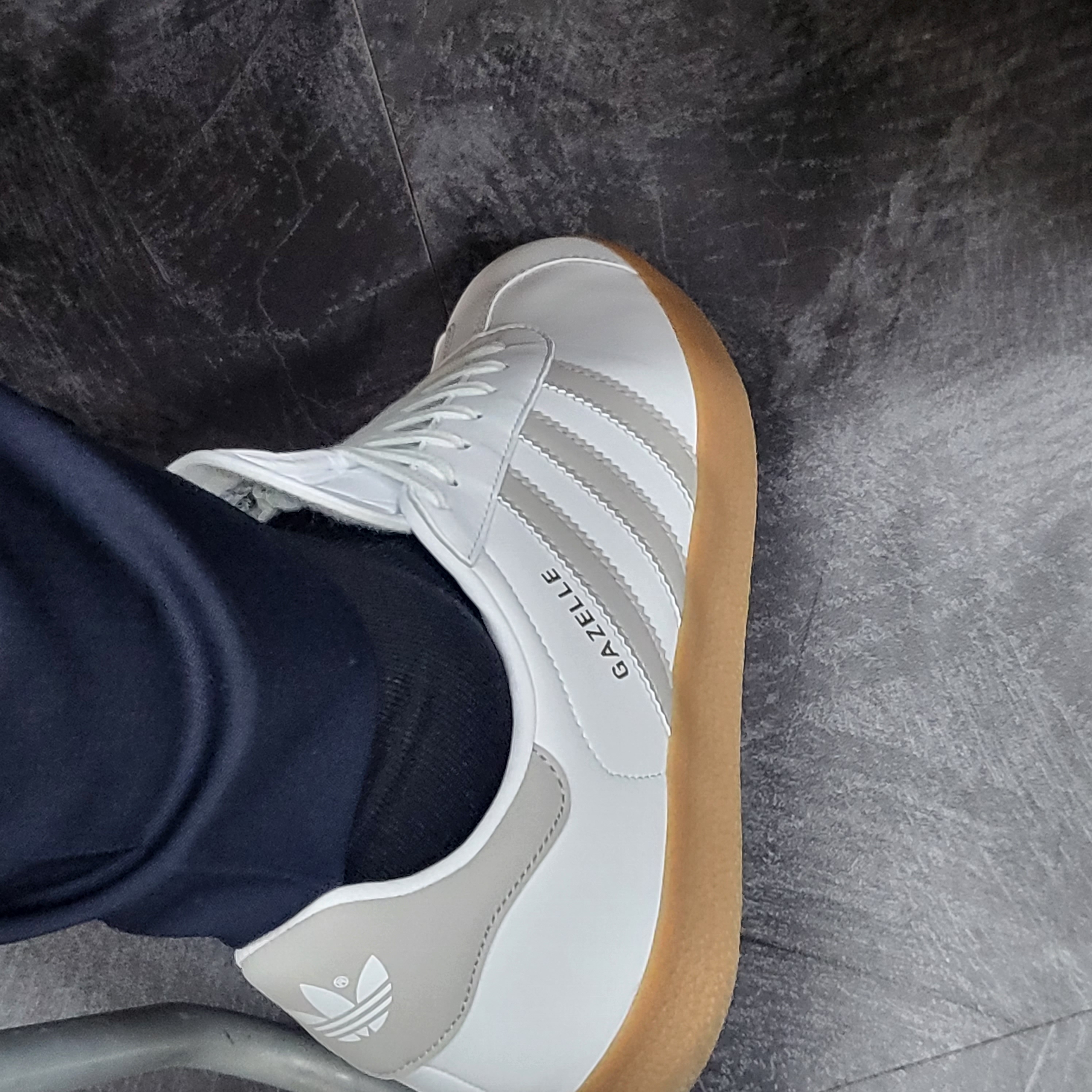Adidas Gazelle White Grey 착용 스타일