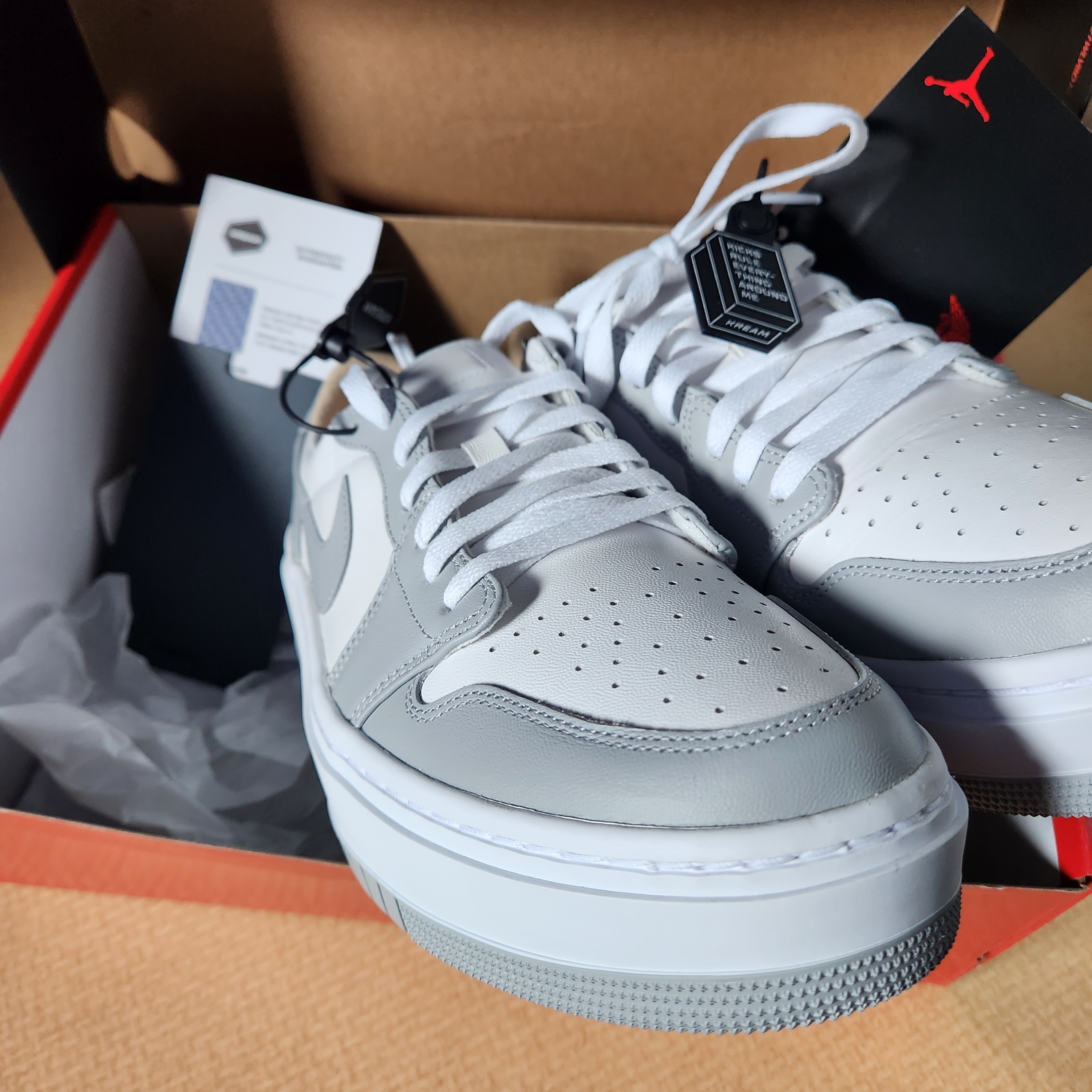 (W) Jordan 1 Elevate Low White and Wolf Grey 착용 스타일 - 2