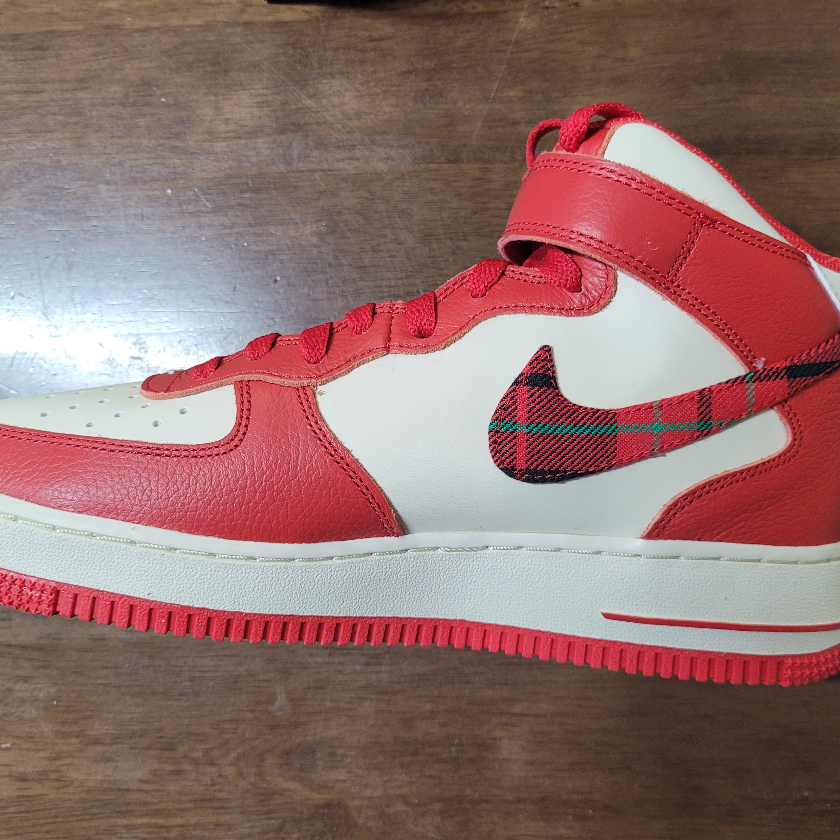 Nike Air Force 1 Mid '07 LX University Red and Pale Ivory 착용 스타일 - 2