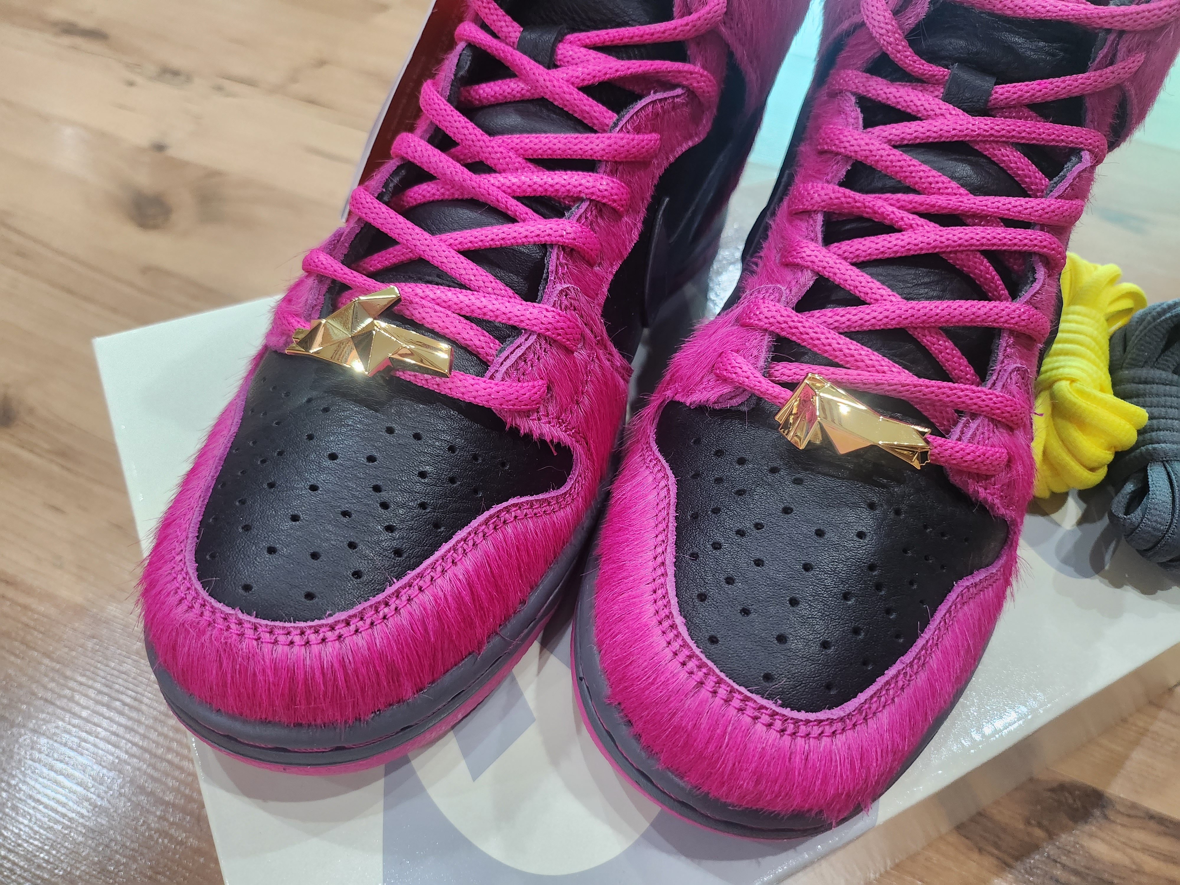 Nike x Run The Jewels SB Dunk High Active Pink and Black 착용 스타일 - 3