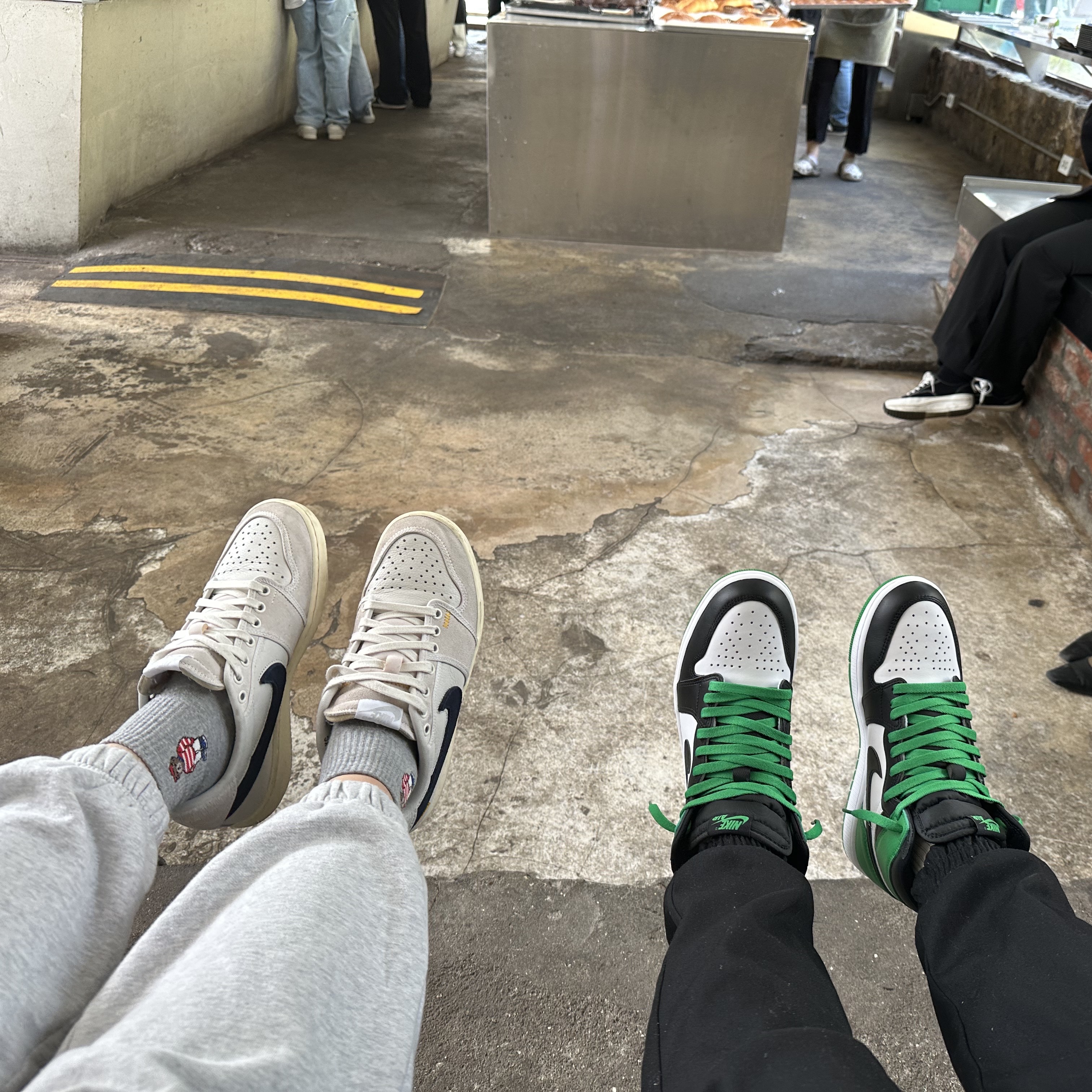 Jordan 1 x Union KO Low Sail Neutral Grey, Jordan 1 Retro High OG Black and Lucky Green 착용 스타일