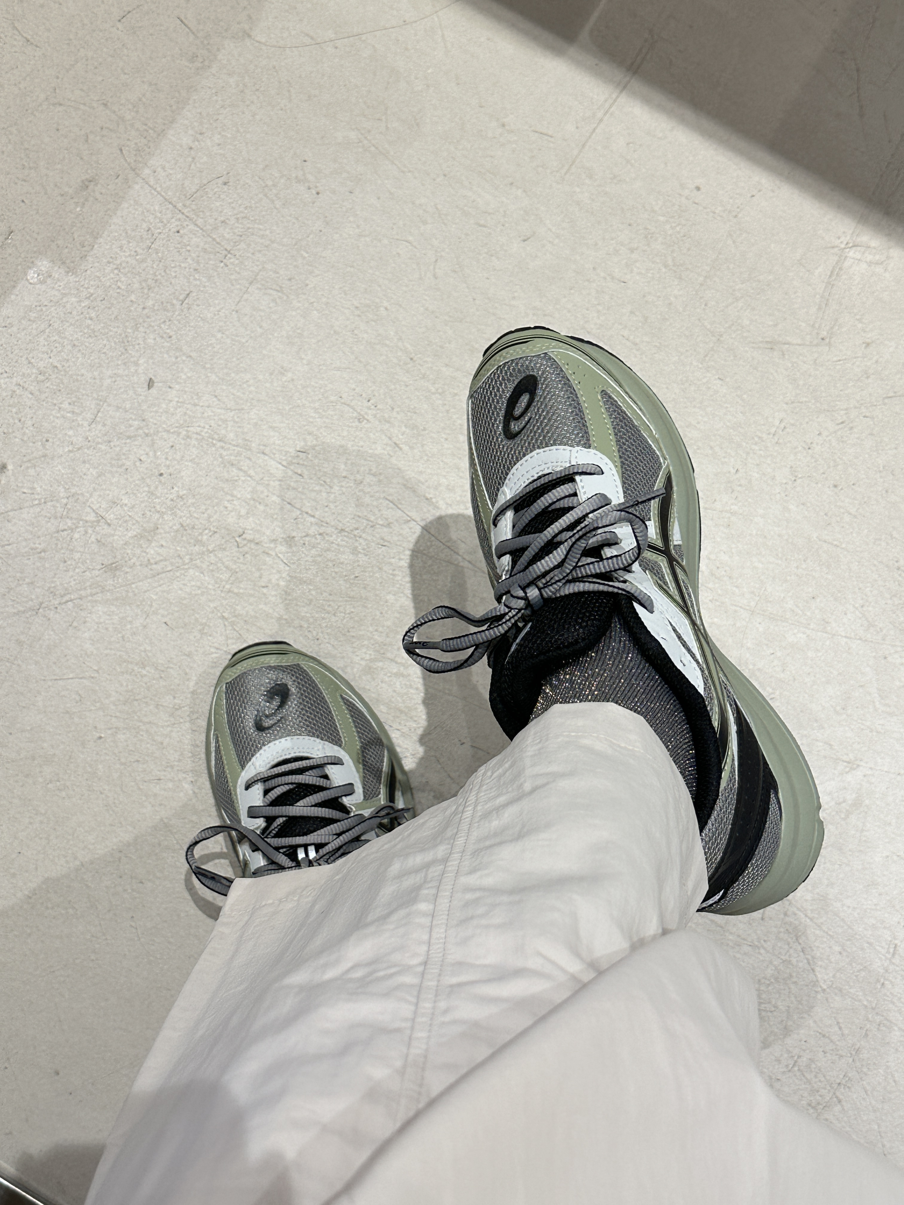 Asics Jog 100 S Sheet Rock - 2E Wide 착용 스타일 - 2