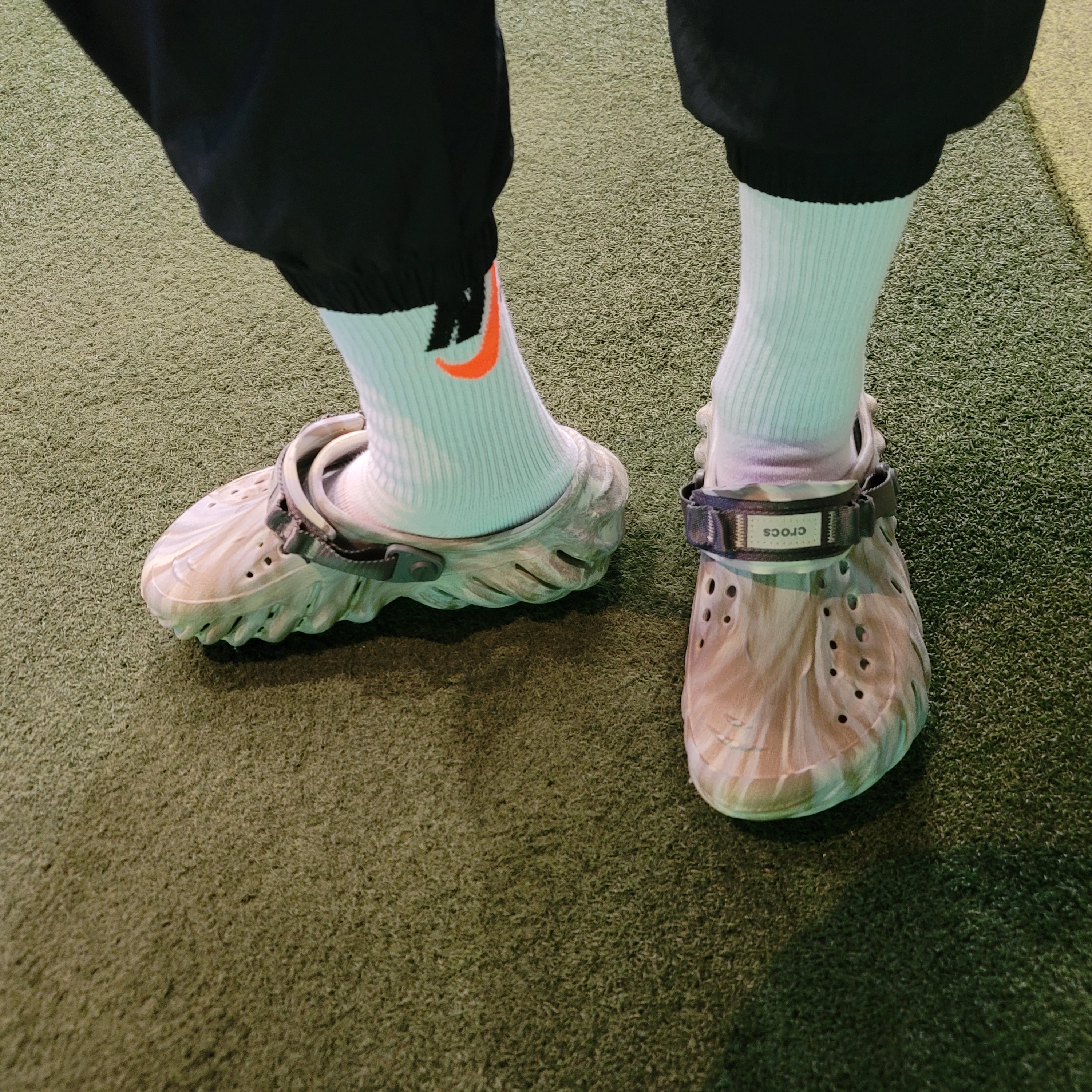 Crocs Echo Marbled Clog Bone Multi 착용 스타일 - 1