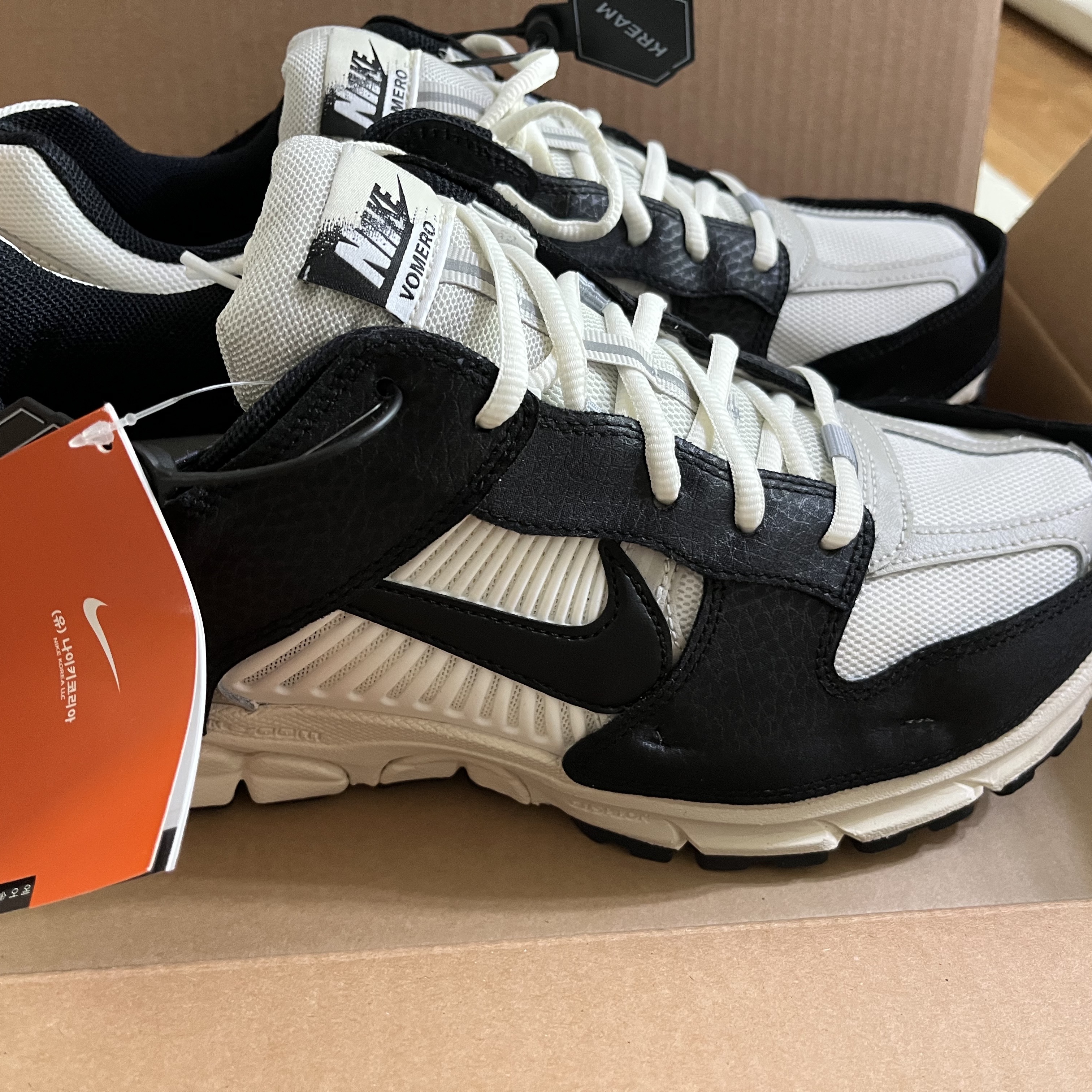 (W) Nike Zoom Vomero 5 Wolf Grey and Black 착용 스타일
