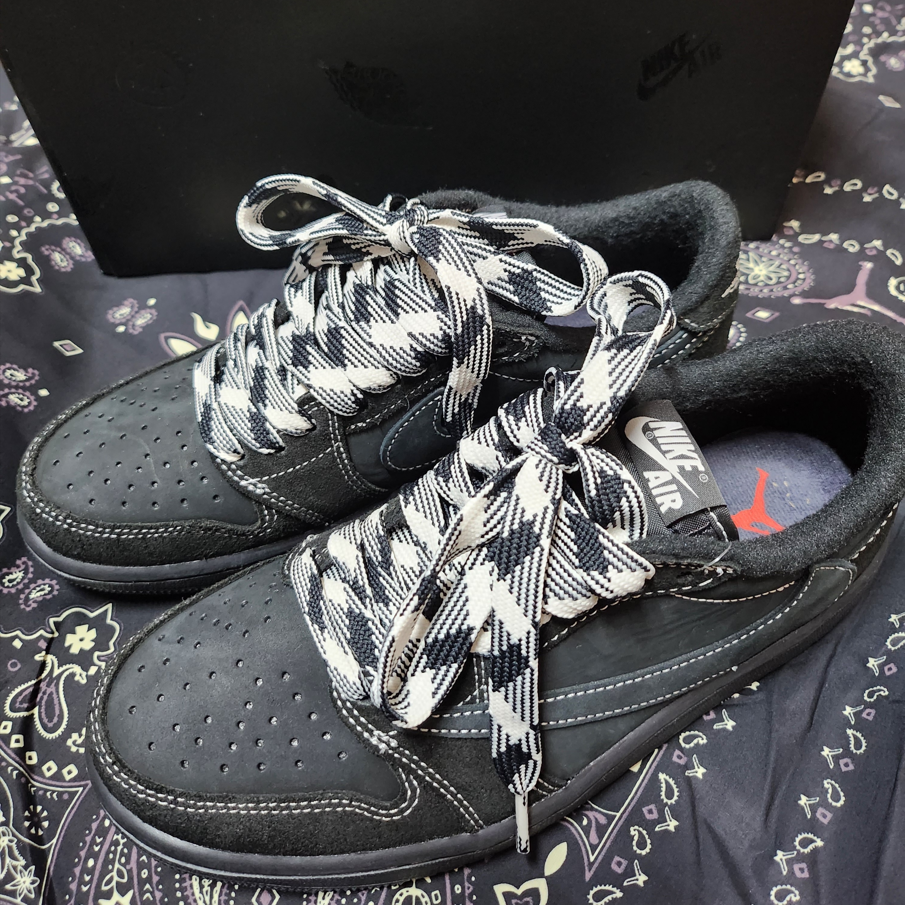 Jordan 1 x Travis Scott Retro Low OG SP Black Phantom 착용 스타일 - 1