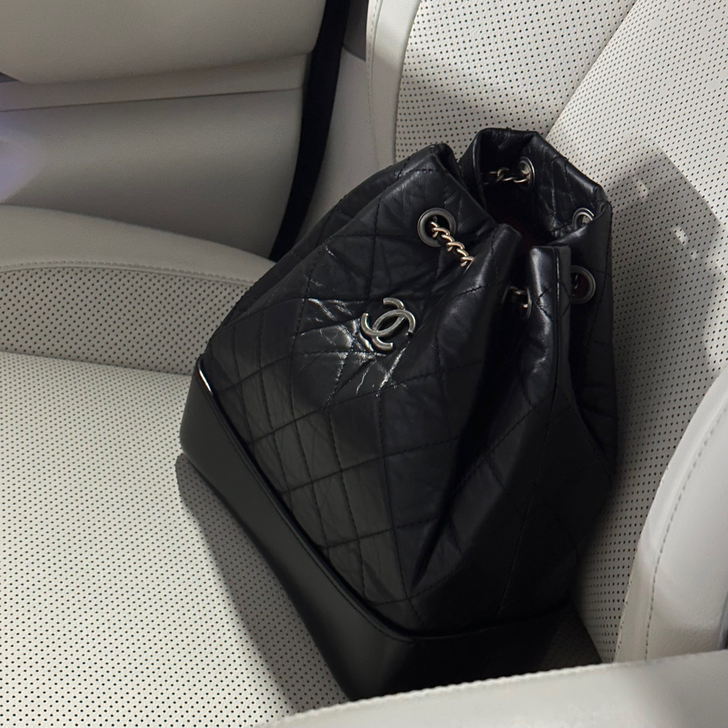 Chanel Small Gabrielle Backpack Aged Calfskin & Gold Silver Black 착용 스타일