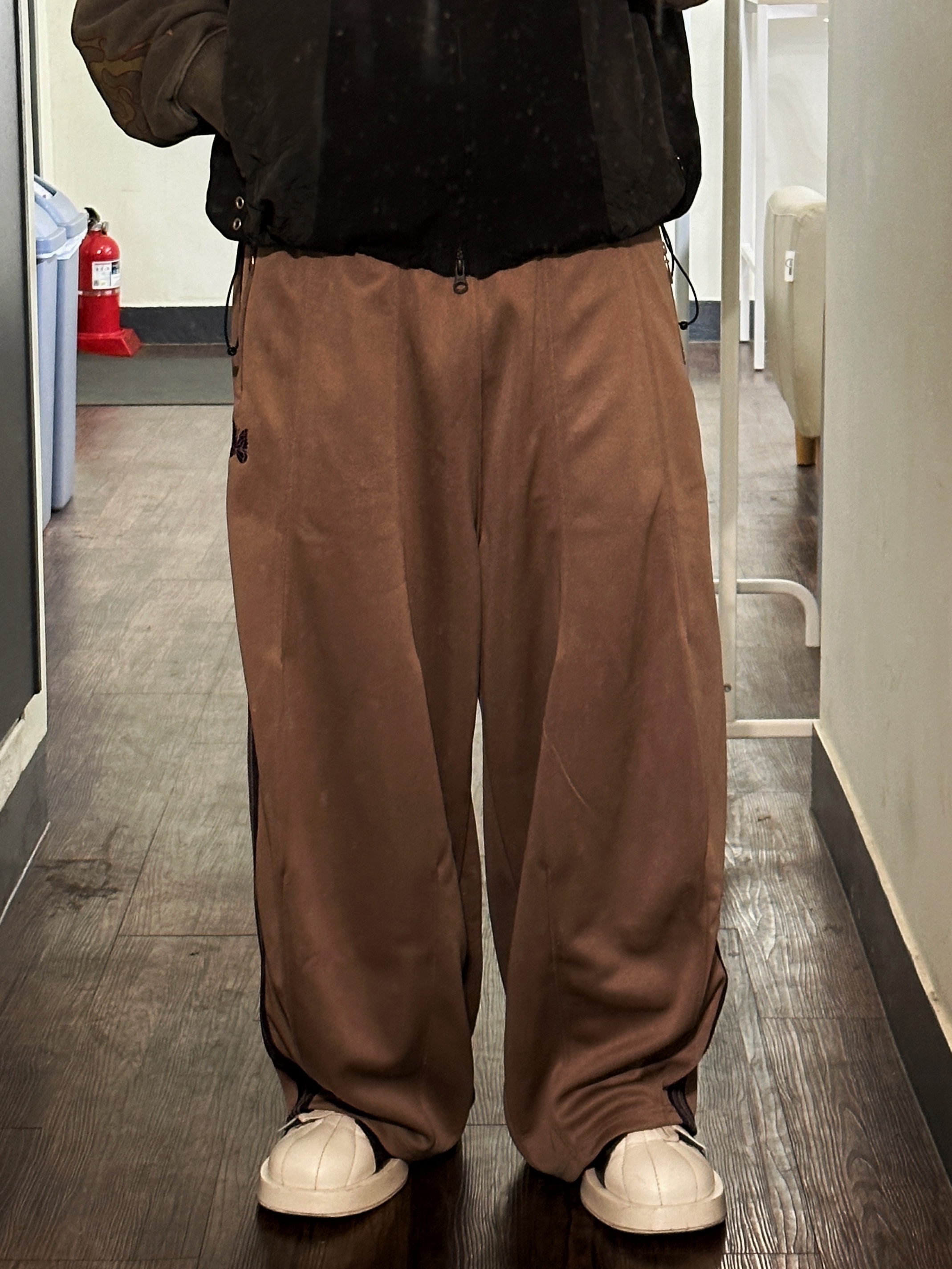 Needles H.D. Track Pants Poly Smooth Taupe 착용 스타일