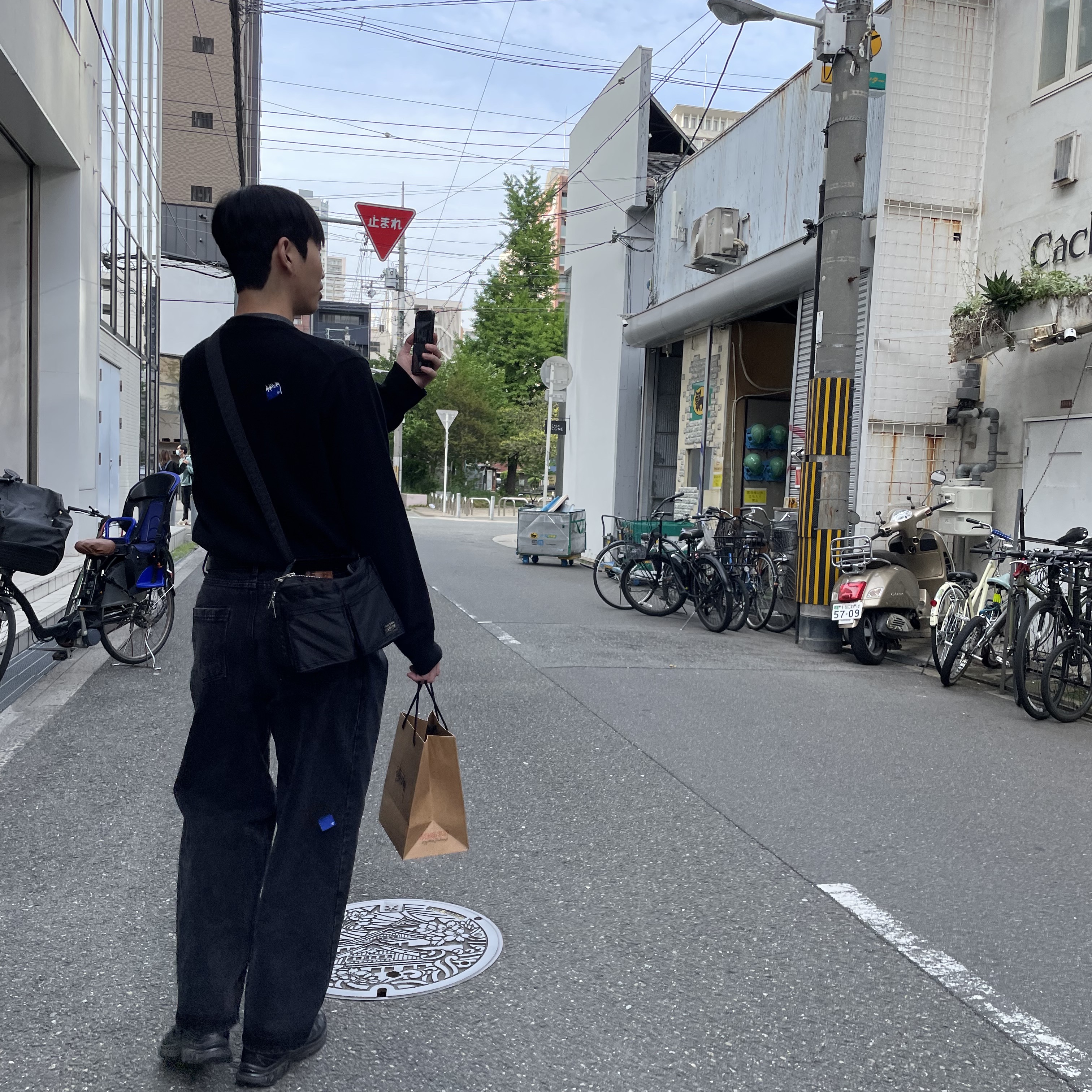 Ader Error Sig; TRS Tag Jeans 02 Noir, Ader Error Sig; TRS/BL Tag Cardigan 01 Black 착용 스타일 - 2