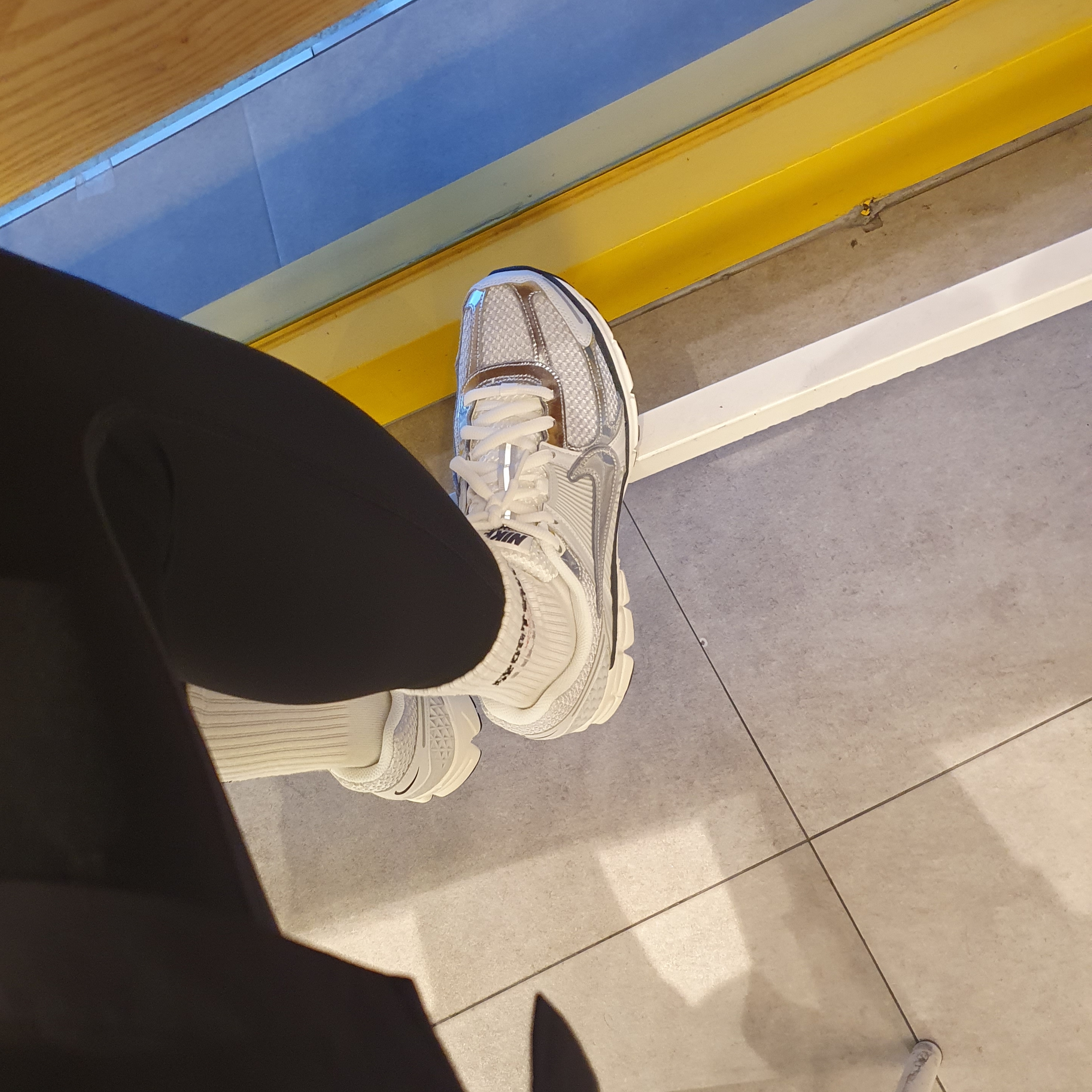(W) Nike Zoom Vomero 5 Photon Dust and Metallic Silver 착용 스타일