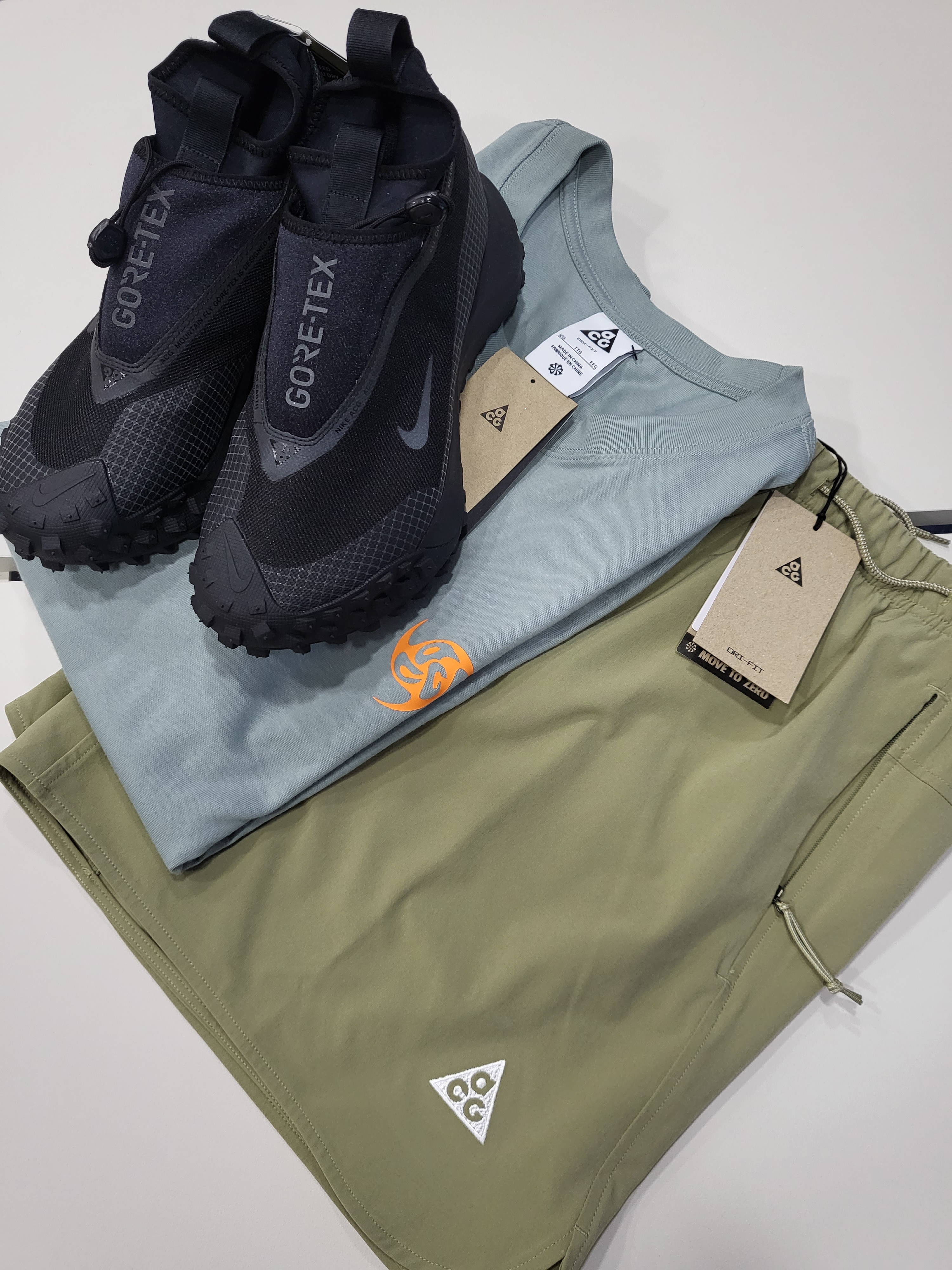 Nike ACG Mountain Fly Gore-Tex Black and Dark Grey 착용 스타일
