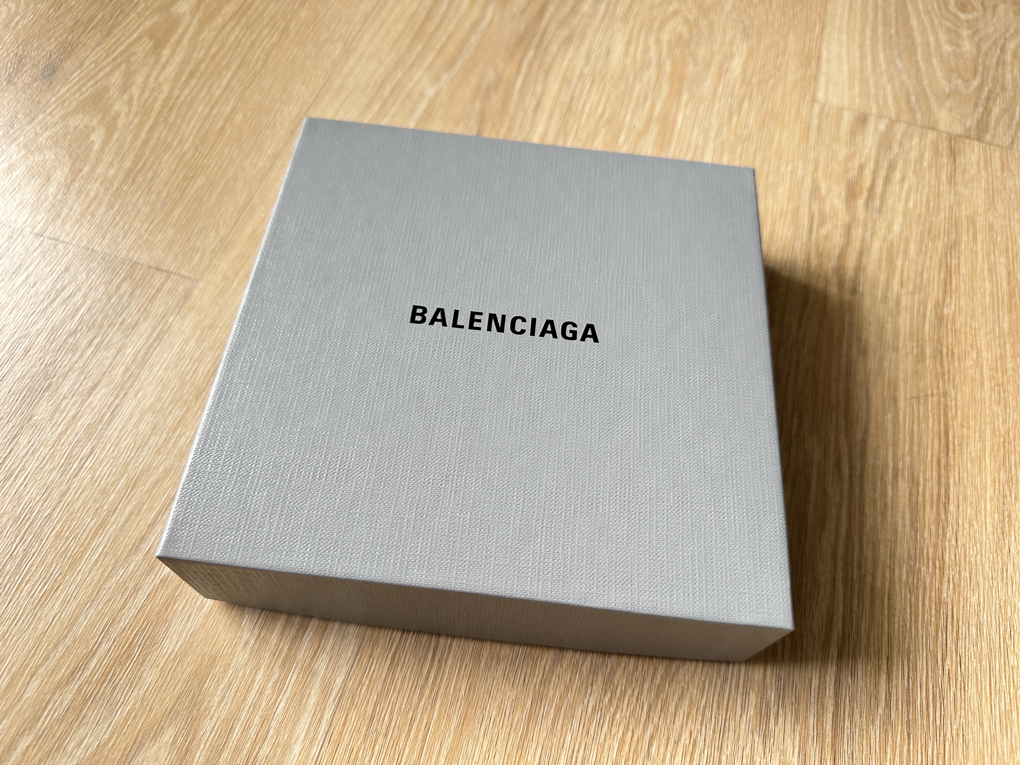 Balenciaga D Ring Belt Grey Red 착용 스타일 - 1