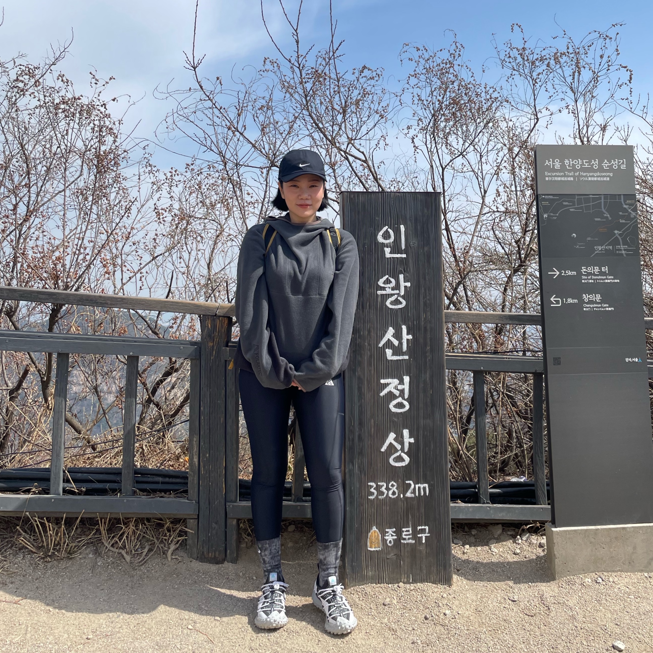 Nike ACG Polartec Wolf Tree Pullover Hoodie Dark Smoke Grey, Nike ACG Mountain Fly Low SE White and Black 착용 스타일