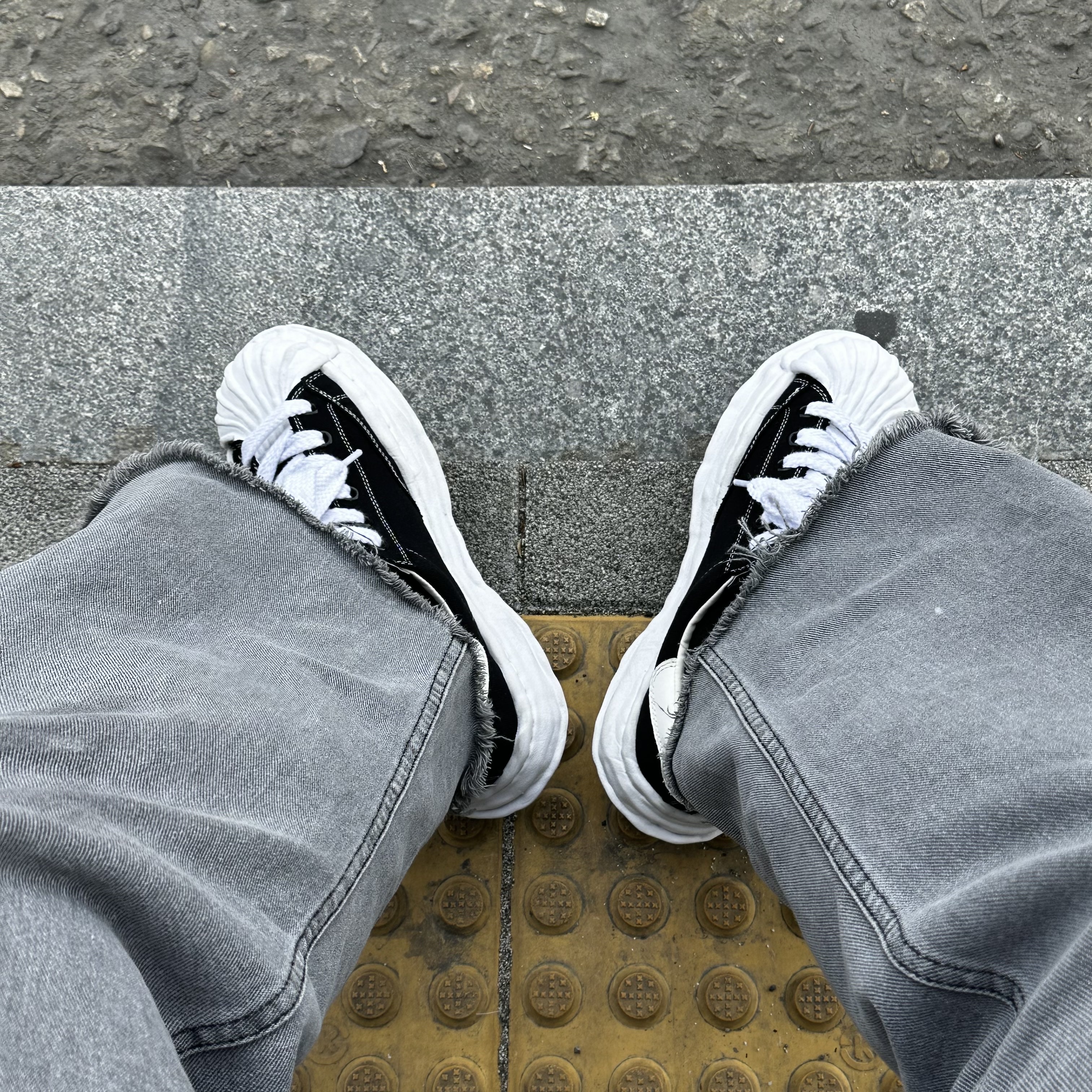Maison Mihara Yasuhiro Blakey OG Sole Canvas Low-top Sneakers Black White 착용 스타일