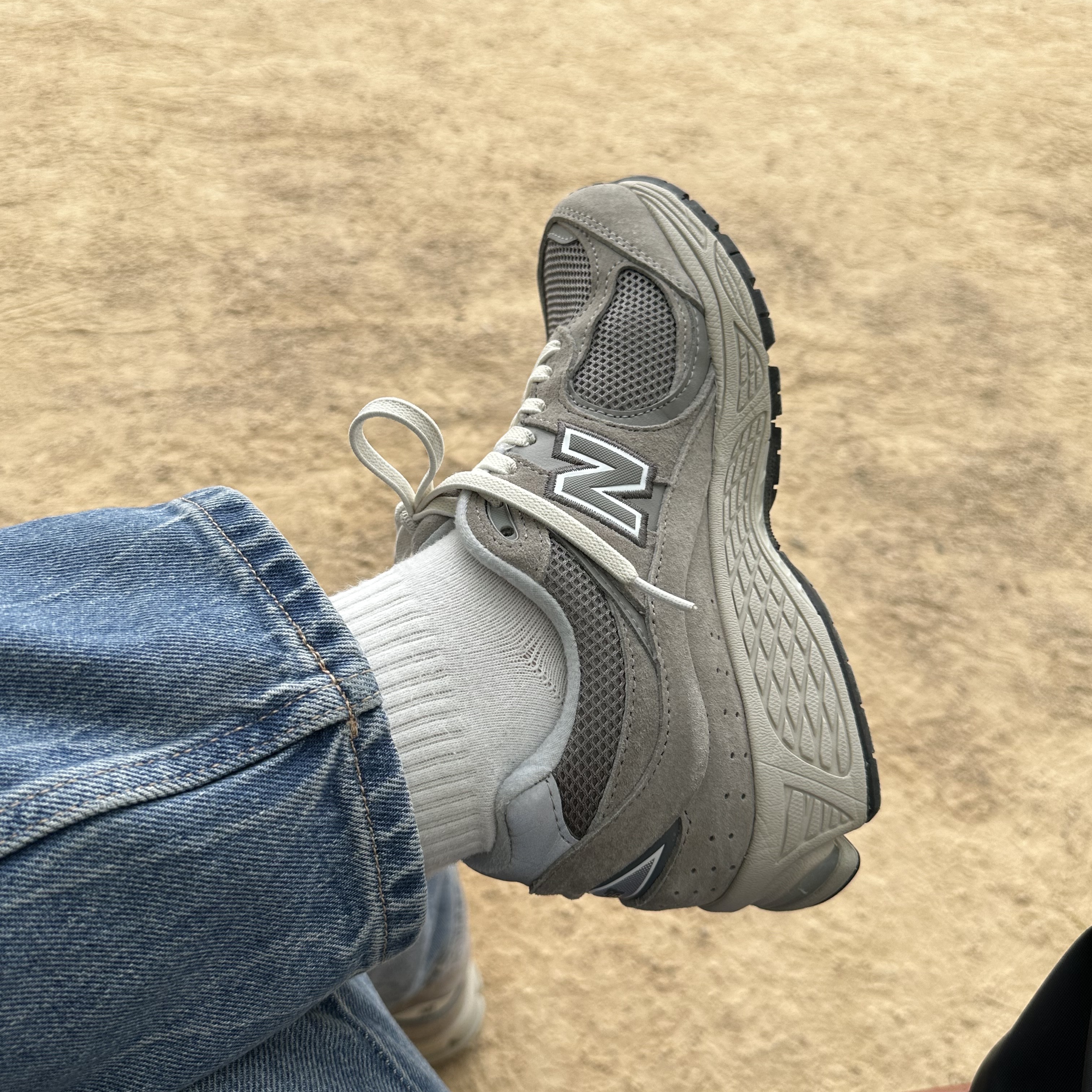 New Balance 2002R Grey 착용 스타일