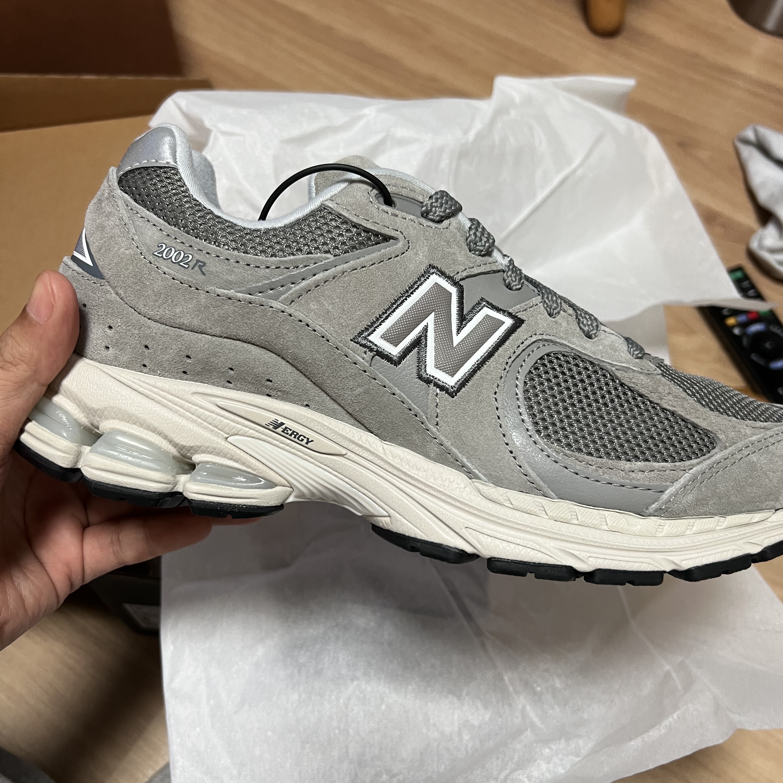 New Balance 2002R Grey 착용 스타일