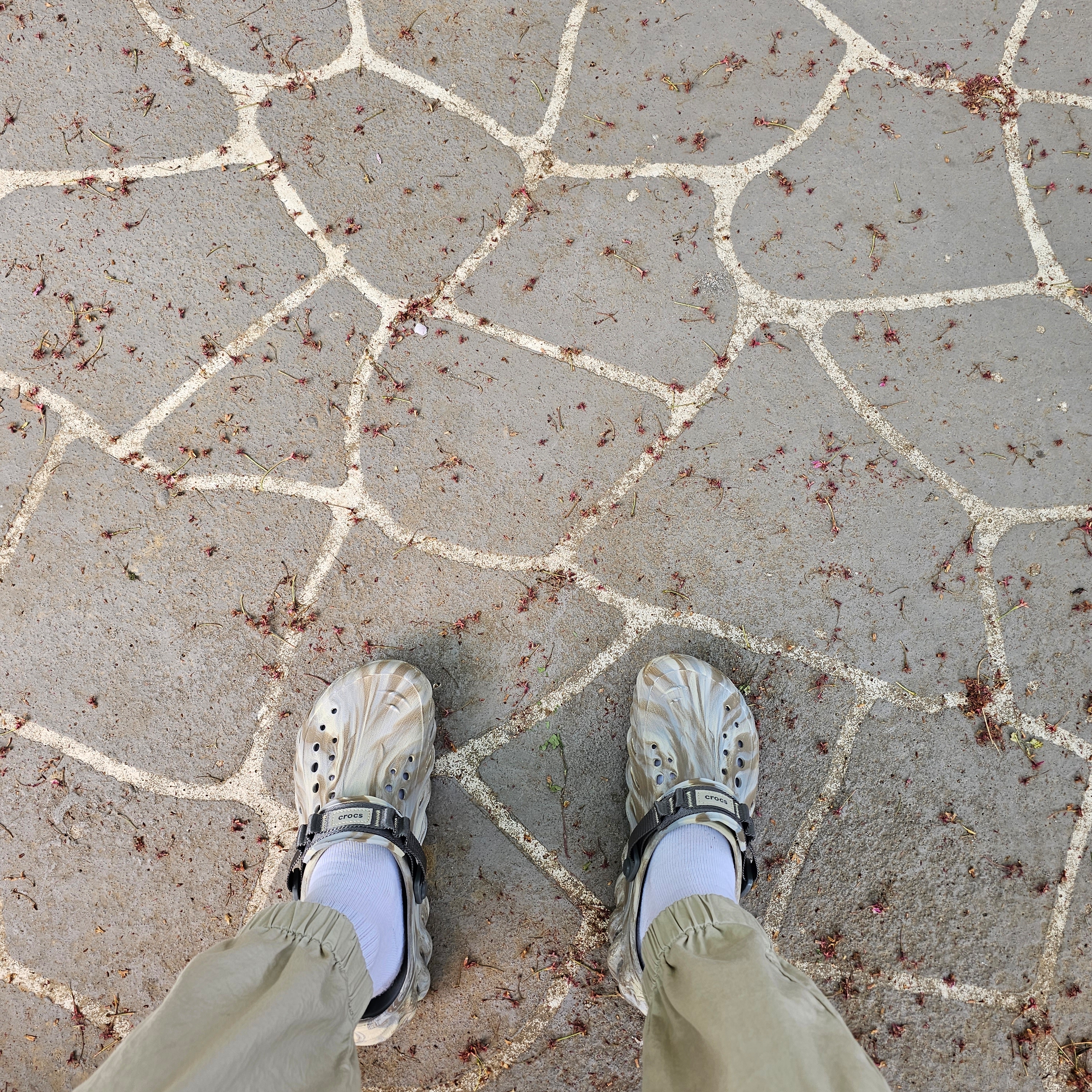 Crocs Echo Marbled Clog Bone Multi 착용 스타일 - 1