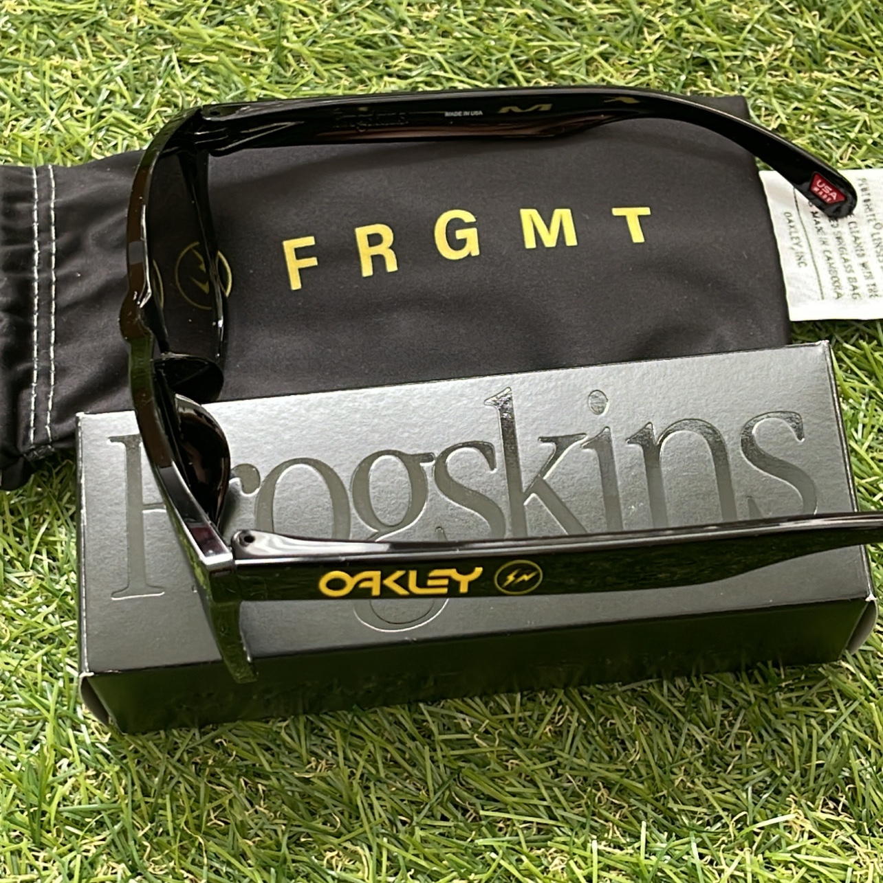 Oakley x Fragment Frogskins Yellow Polished Black Frame Prizm Grey Lenses Low Bridge Fit 착용 스타일 - 3