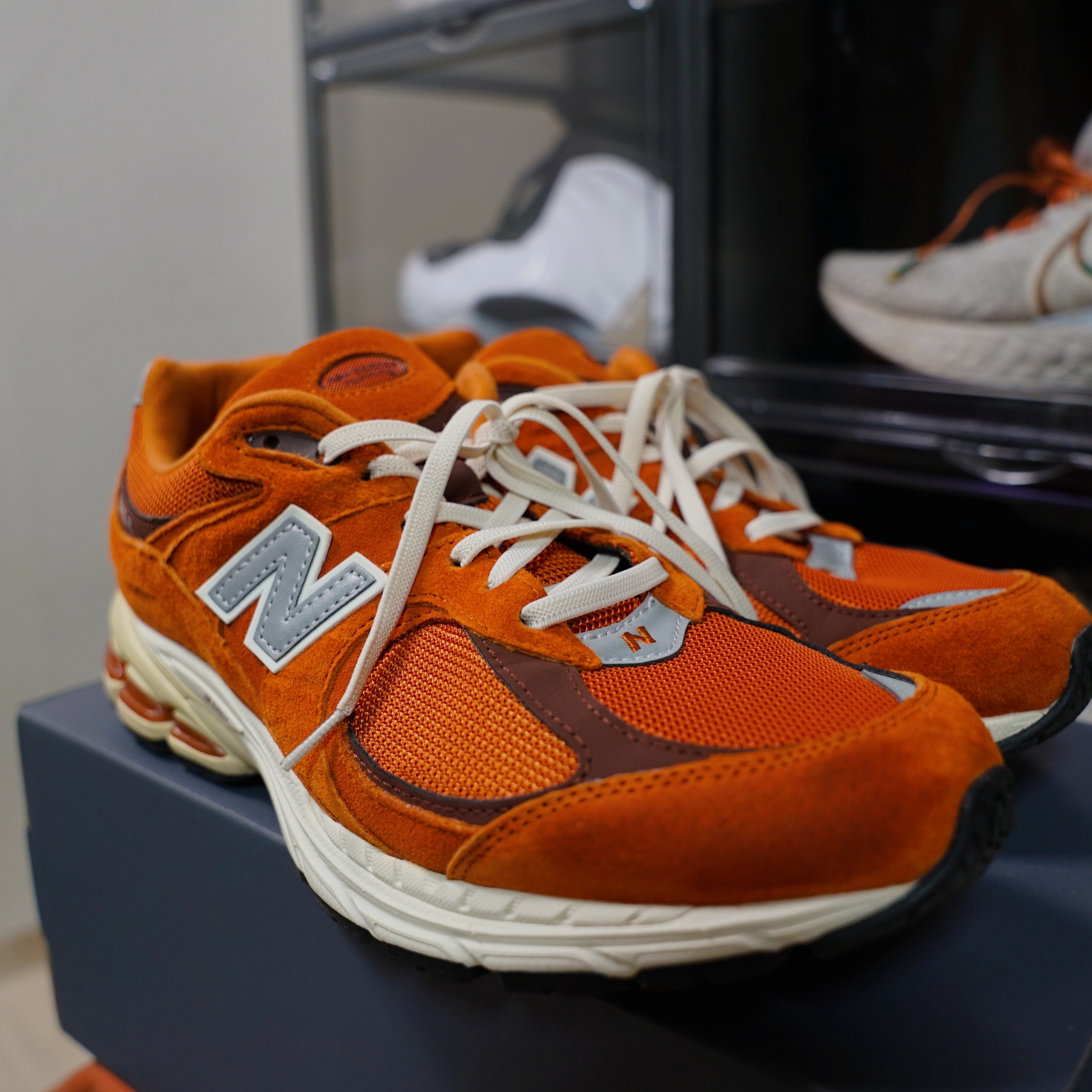 New Balance 2002R Rust Oxide 착용 스타일 - 1