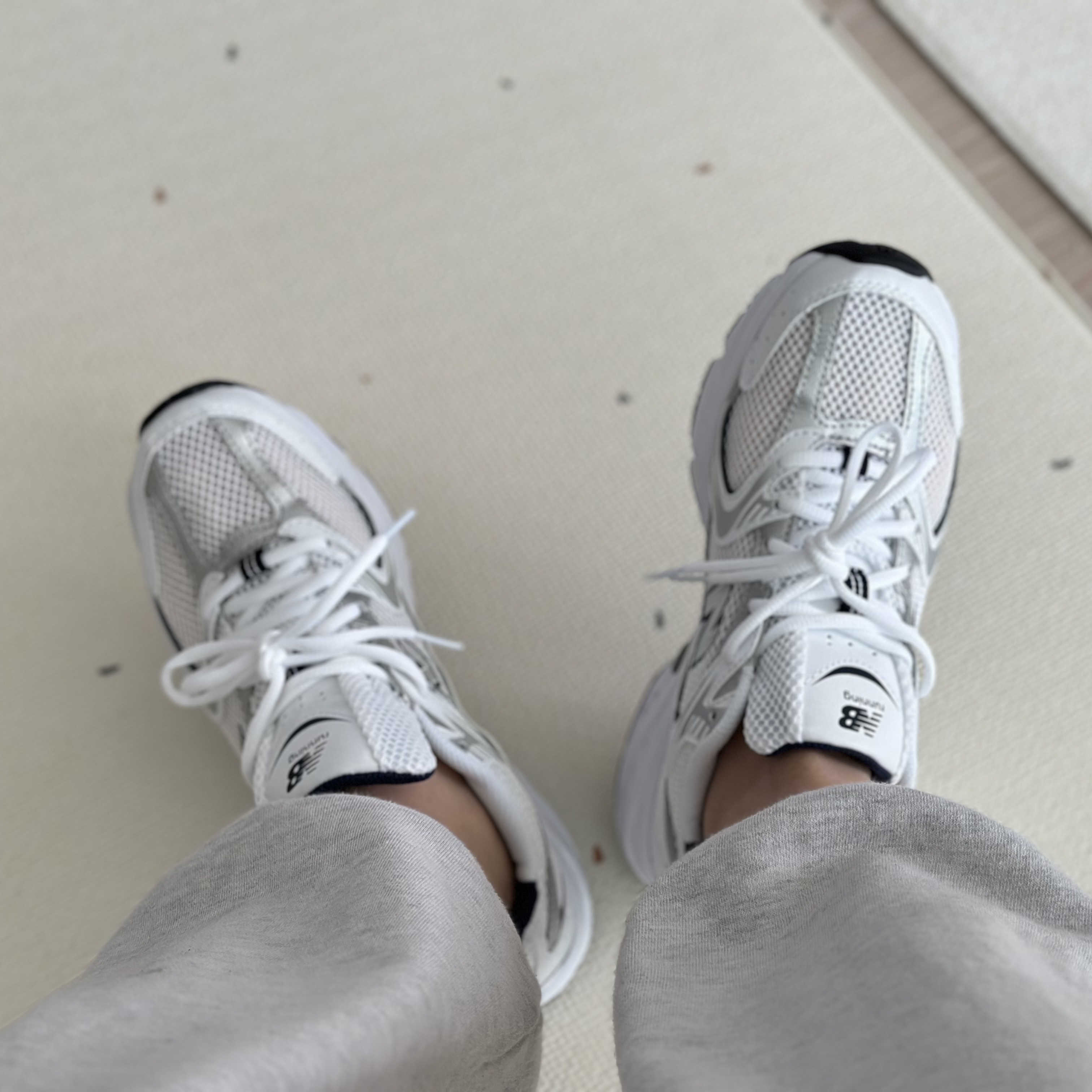 New Balance 530 White 착용 스타일