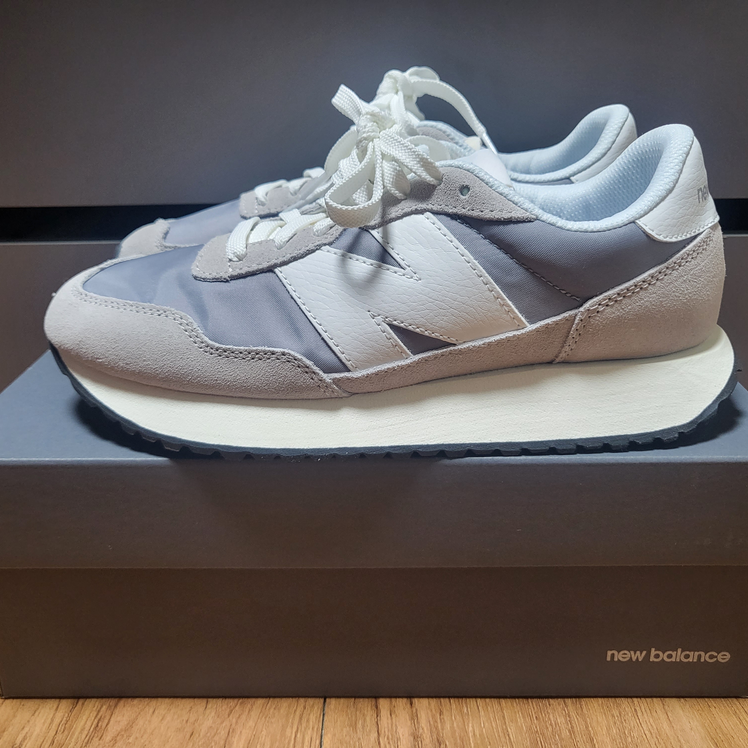 New Balance 237 Modern Sense Pack Grey 착용 스타일