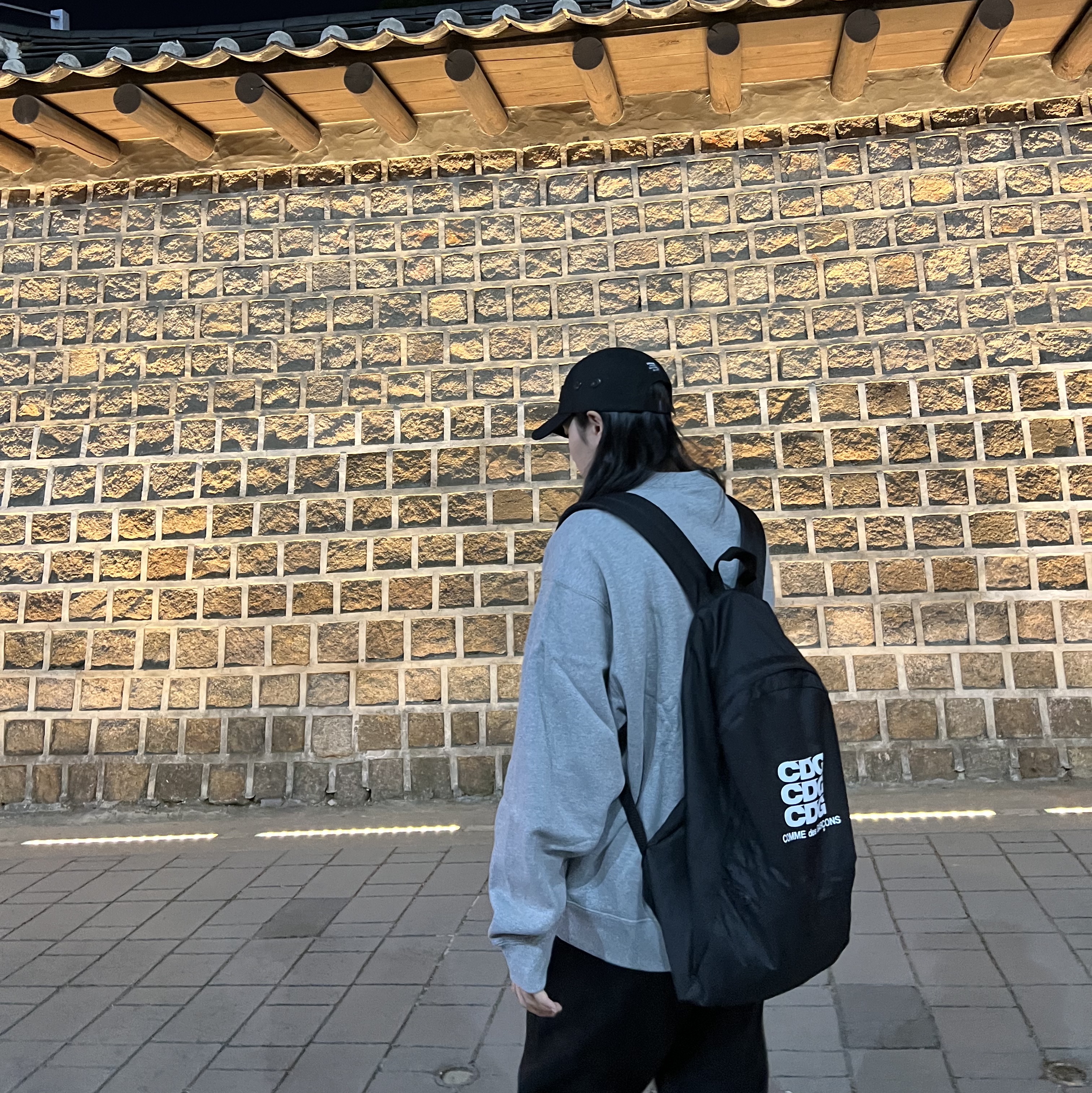 Nike x Stussy NRG Fleece Crewneck Dark Grey Heather (DO9337-063), CDG Backpack Black 착용 스타일 - 2