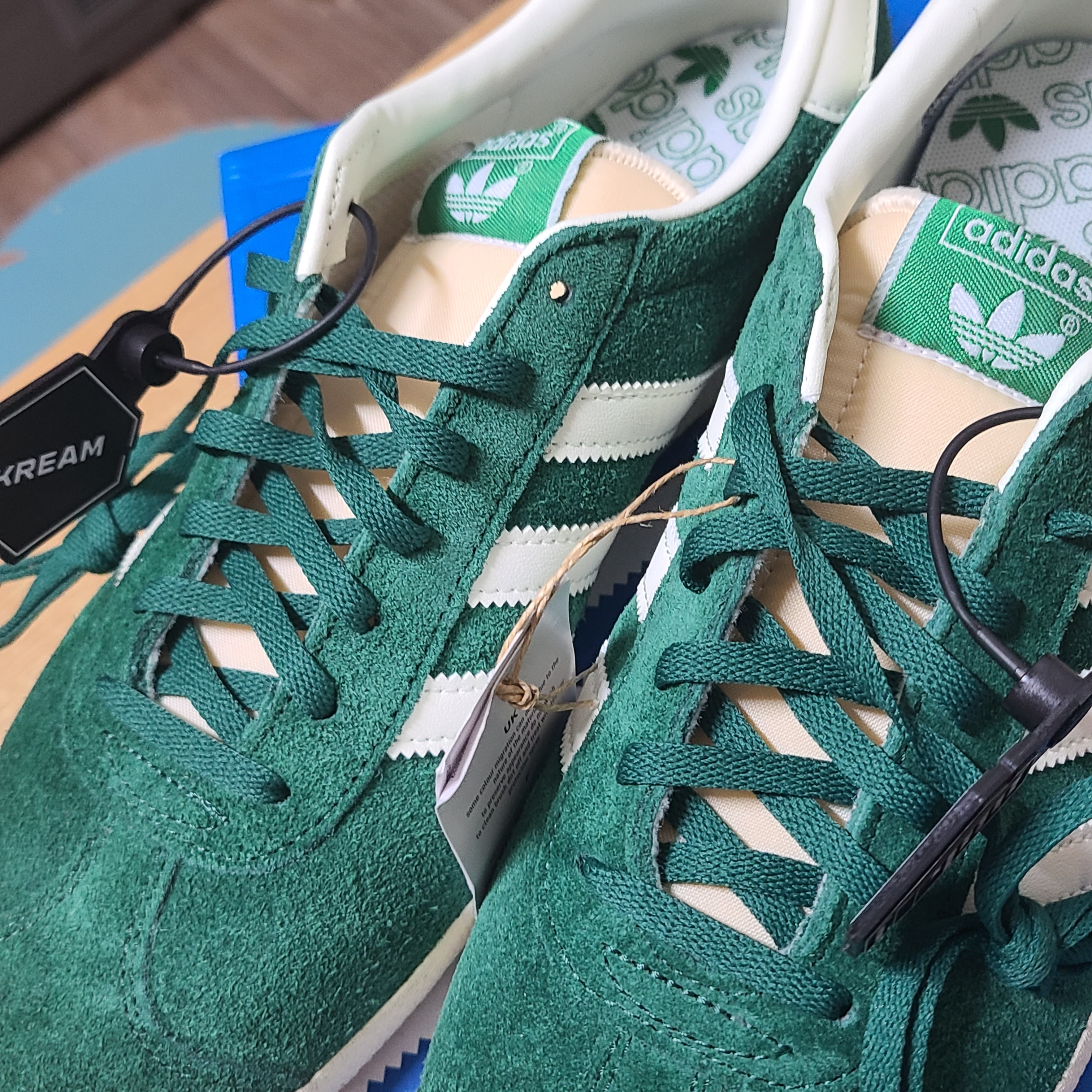 Adidas Gazelle Dark Green Cream White 착용 스타일