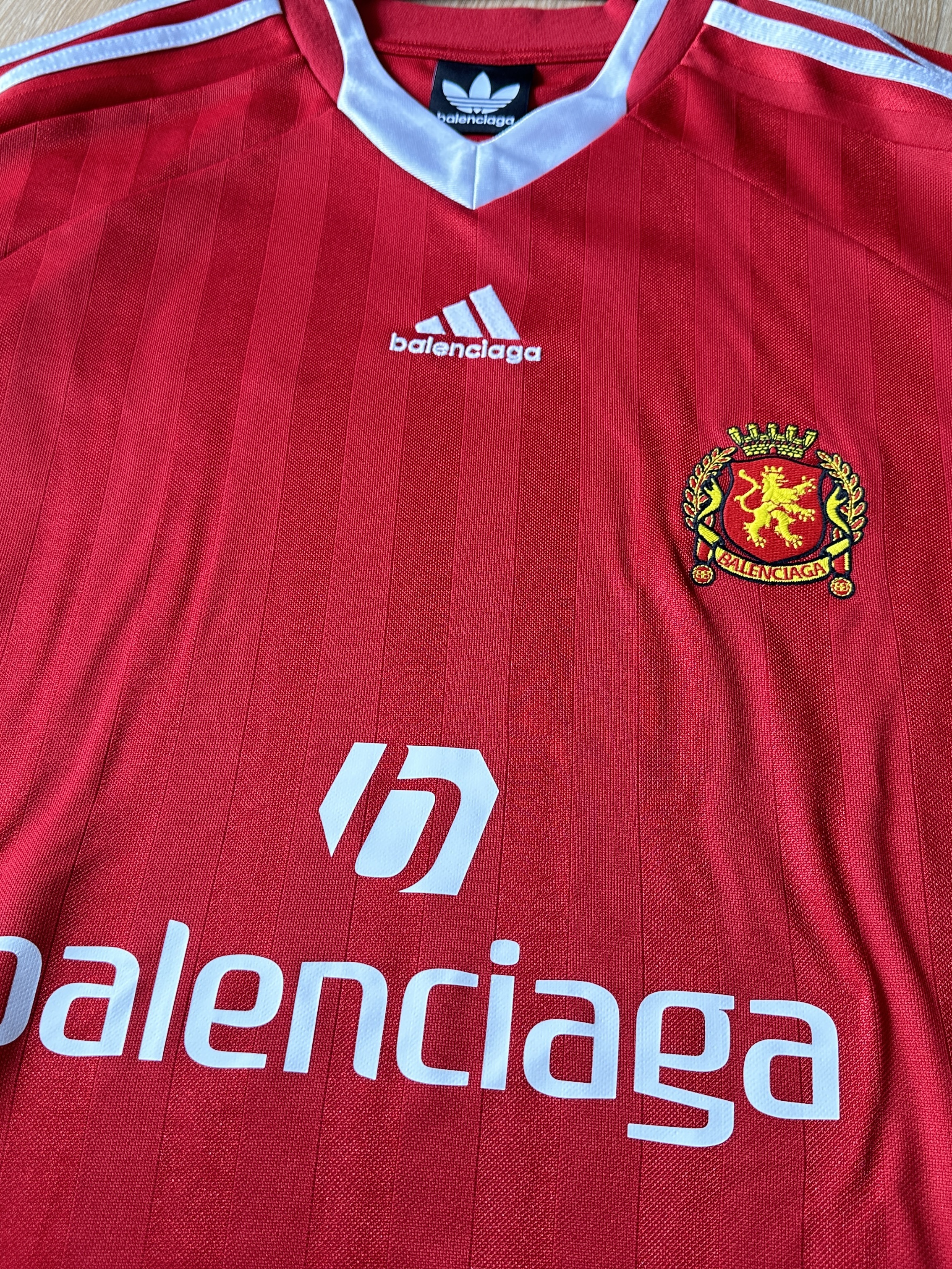 Balenciaga x Adidas Oversized Football T-Shirt Red 착용 스타일 - 2