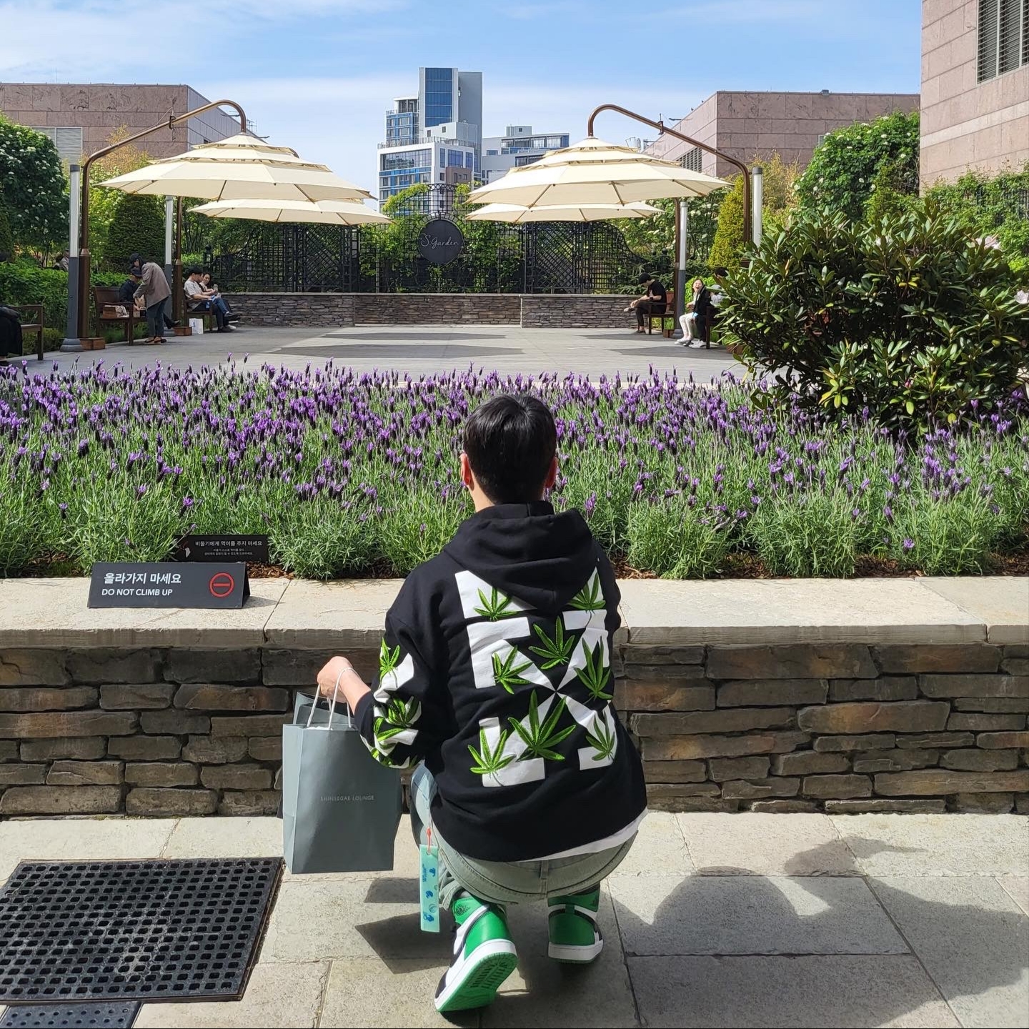 Jordan 1 Retro High OG Black and Lucky Green, Off-White Weed Arrow Oversized Hoodie Black 착용 스타일 - 1