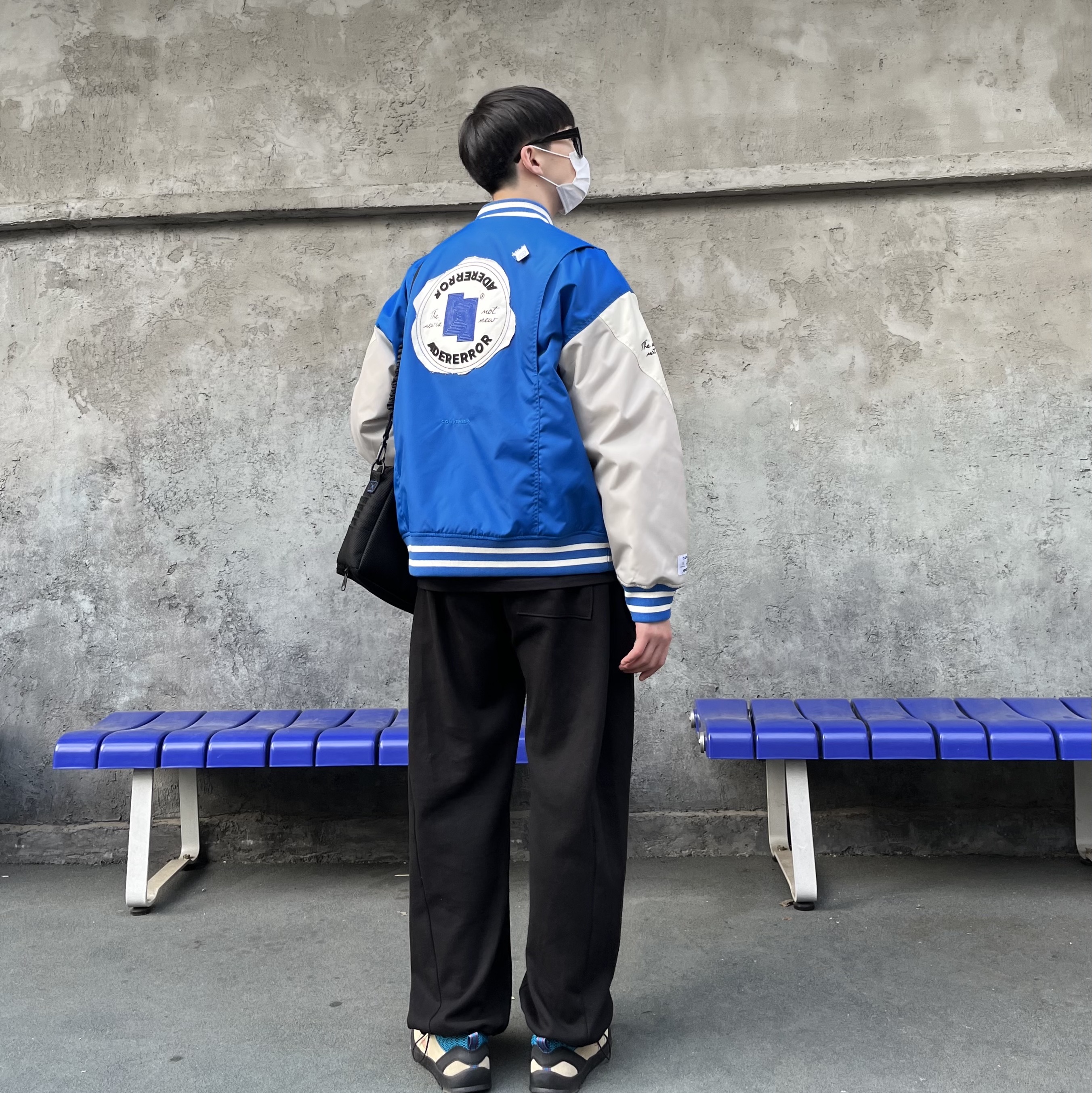 Converse x Ader Error Shapes Varsity Jacket Cobalt, Ader Error x Eastpak Shoulder Bag Black 착용 스타일 - 2