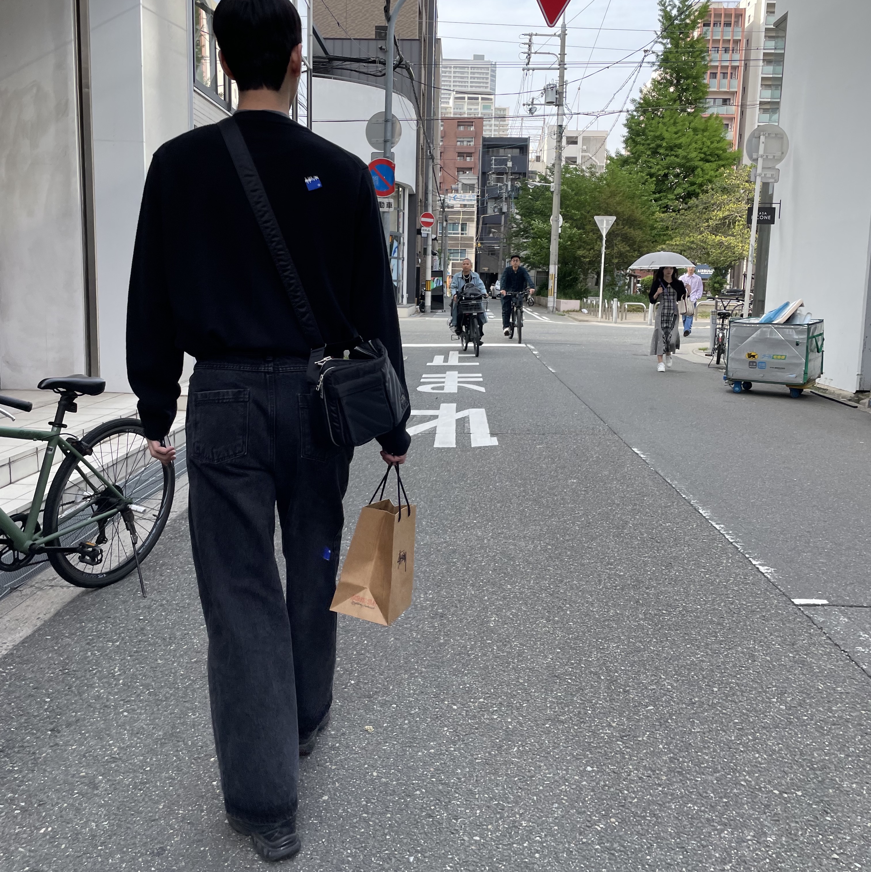 Ader Error Sig; TRS Tag Jeans 02 Noir, Ader Error Sig; TRS/BL Tag Cardigan 01 Black 착용 스타일 - 1