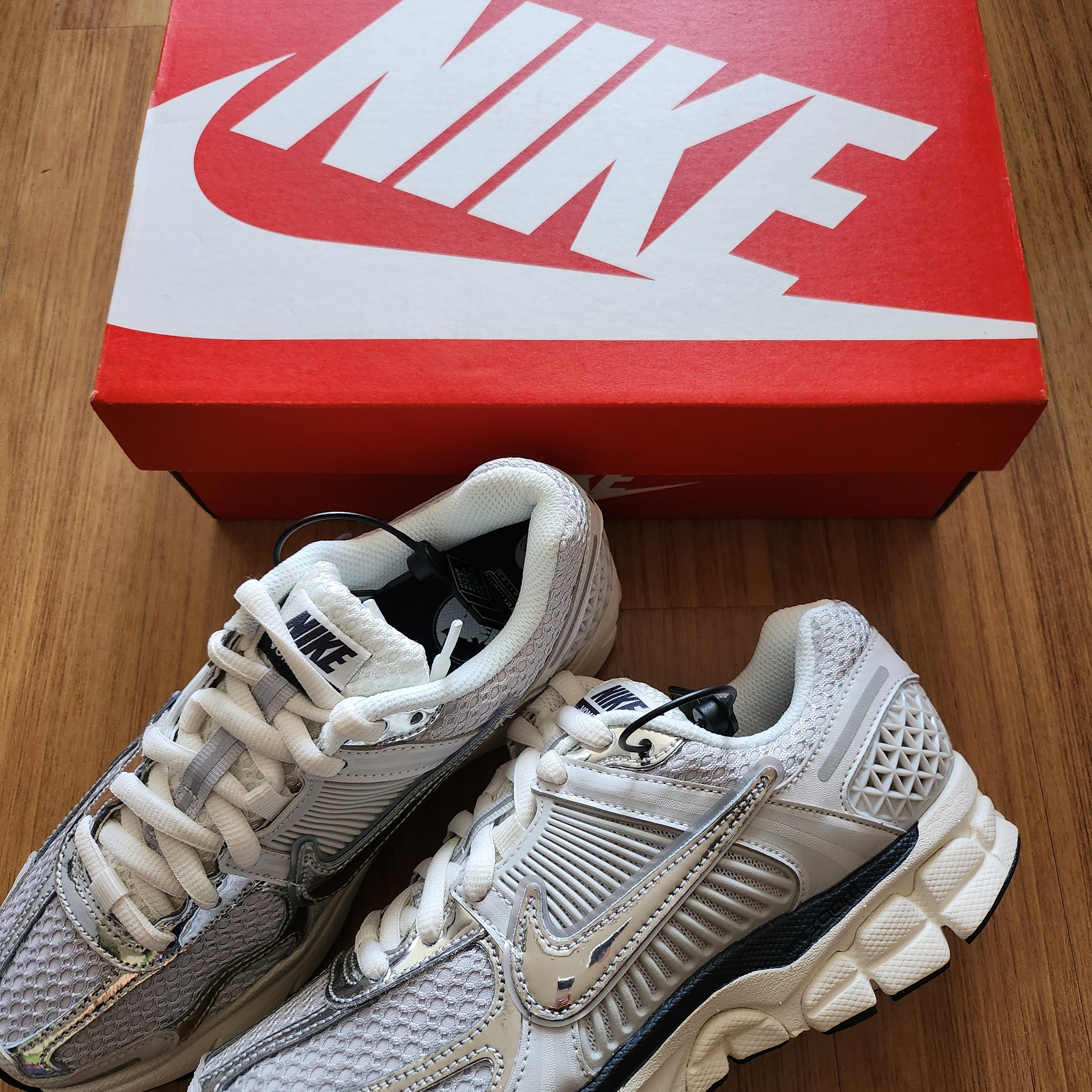 (W) Nike Zoom Vomero 5 Photon Dust and Metallic Silver 착용 스타일