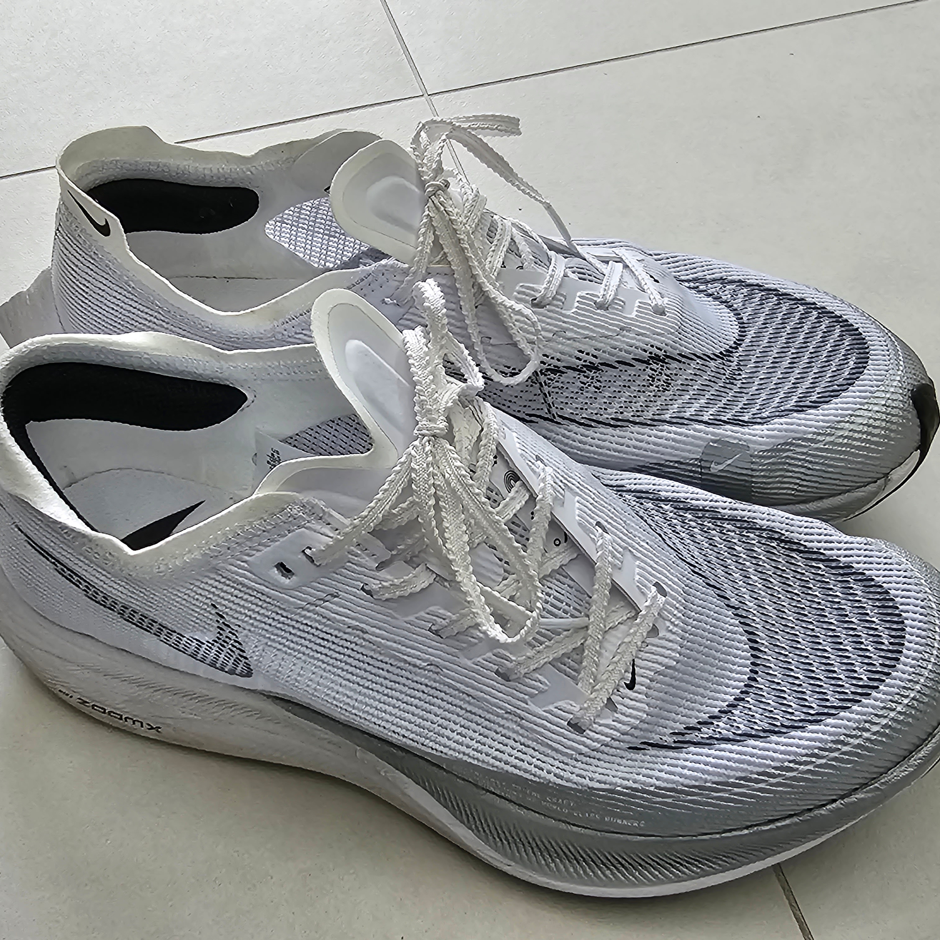 Nike ZoomX Vaporfly Next% 2 White Metallic Silver 착용 스타일 - 1