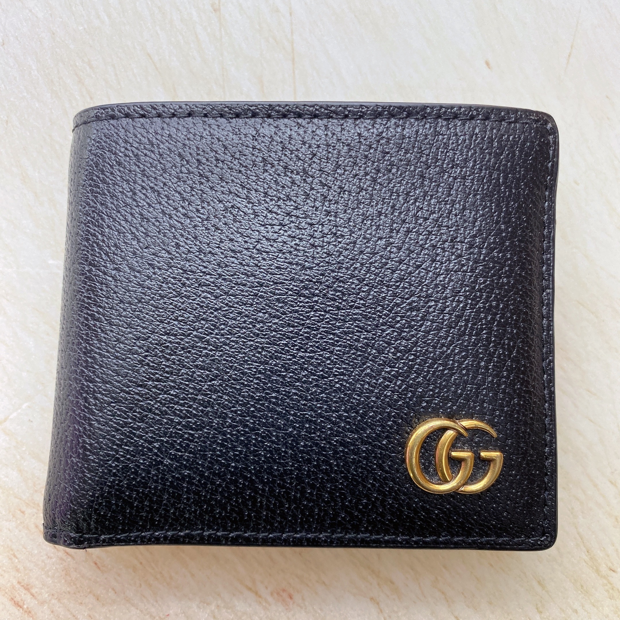 Gucci GG Marmont Leather Bi-Fold Wallet Black Gold 착용 스타일